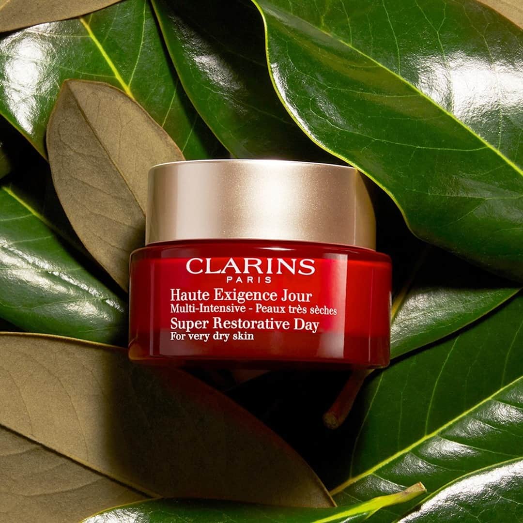 Clarins Italiaさんのインスタグラム写真 - (Clarins ItaliaInstagram)「50 anni e sempre bellissima!⁣ .⁣ .⁣ .⁣ .⁣ .⁣ .⁣ Il trattamento Multi-Intensive #Clarins soddisfa le particolari esigenze della pelle indebolita dai cambiamenti ormonali legati all'età. ⁣ Immediatamente levigata e illuminata, ridensificata e rimodellata giorno dopo giorno, la pelle risplende di salute.⁣ ⁣ 💛Illumina e leviga istantaneamente⁣ 💚Ridensifica la pelle a tutti i livelli⁣ 🧡Attenua le rughe profonde⁣ ❤️ Rimodella e contrasta il rilassamento cutaneo⁣ 💜Nutre e idrata a lungo⁣ 💙Previene la comparsa di macchie⁣ ⁣ Provalo! Adesso con il black friday lo puoi acquistare a un prezzo ancora più interessante su clarins.it ⁣ Link in bio⁣ ⁣ #skincare #blackfriday #nature」11月24日 15時05分 - clarinsitalia