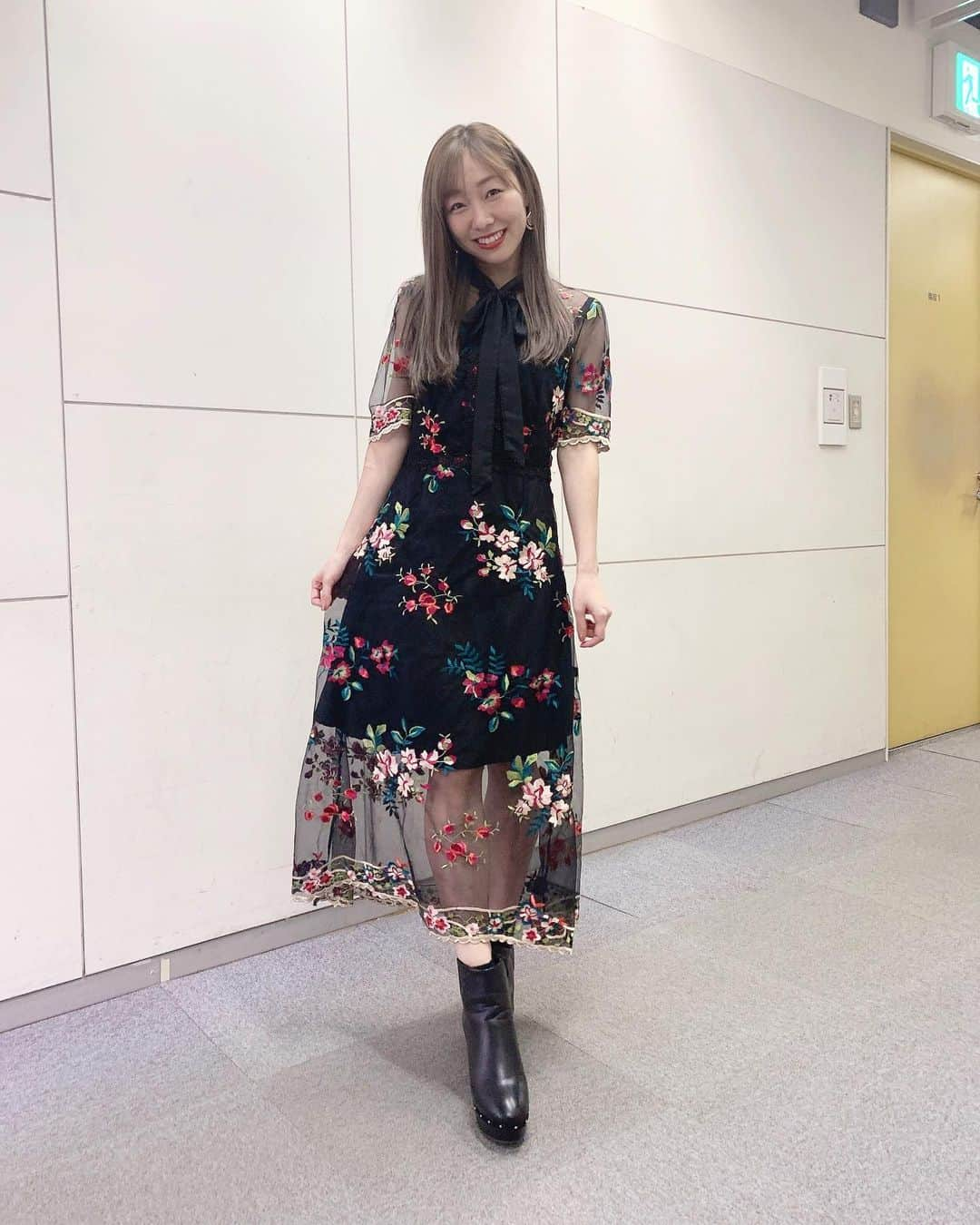 須田亜香里さんのインスタグラム写真 - (須田亜香里Instagram)「11月24日(火)カンテレ 20:00〜 【やすとも・友近の #キメツケ】 手土産特集で私もここぞという時の手土産紹介しています🍰 あとは、譲れないこだわりについて熱く語ったり！ #カンテレドーガ で配信もあるみたいなので関西以外の皆もよろしくね😉🍒 . ちなみになんと！ 記念すべき100回目の放送ということで、楽屋にバウムクーヘンの差し入れいただいていました！ ごちそうさまでした😍 . #須田亜香里衣装 #最近透けがち #シースルー須田 #あ #デビュー当初 #先輩から #すだすけ #って呼ばれてた #理由は聞かないで #笑」11月24日 15時11分 - akarisuda