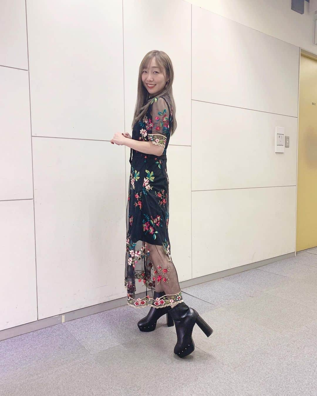 須田亜香里さんのインスタグラム写真 - (須田亜香里Instagram)「11月24日(火)カンテレ 20:00〜 【やすとも・友近の #キメツケ】 手土産特集で私もここぞという時の手土産紹介しています🍰 あとは、譲れないこだわりについて熱く語ったり！ #カンテレドーガ で配信もあるみたいなので関西以外の皆もよろしくね😉🍒 . ちなみになんと！ 記念すべき100回目の放送ということで、楽屋にバウムクーヘンの差し入れいただいていました！ ごちそうさまでした😍 . #須田亜香里衣装 #最近透けがち #シースルー須田 #あ #デビュー当初 #先輩から #すだすけ #って呼ばれてた #理由は聞かないで #笑」11月24日 15時11分 - akarisuda