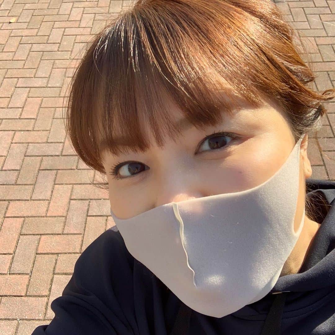中澤裕子のインスタグラム：「・・  見上げるって とっても大切な事だと思います。  昔の私は 下ばっかり見ていた気がする。  今日の福岡はきれいすっきりな 青空ですよ。  東京タワーは 戦いの街のシンボル。  福岡タワーは リアルな生活のシンボル。  どちらも好きです。  #さてお家へ帰ろ」