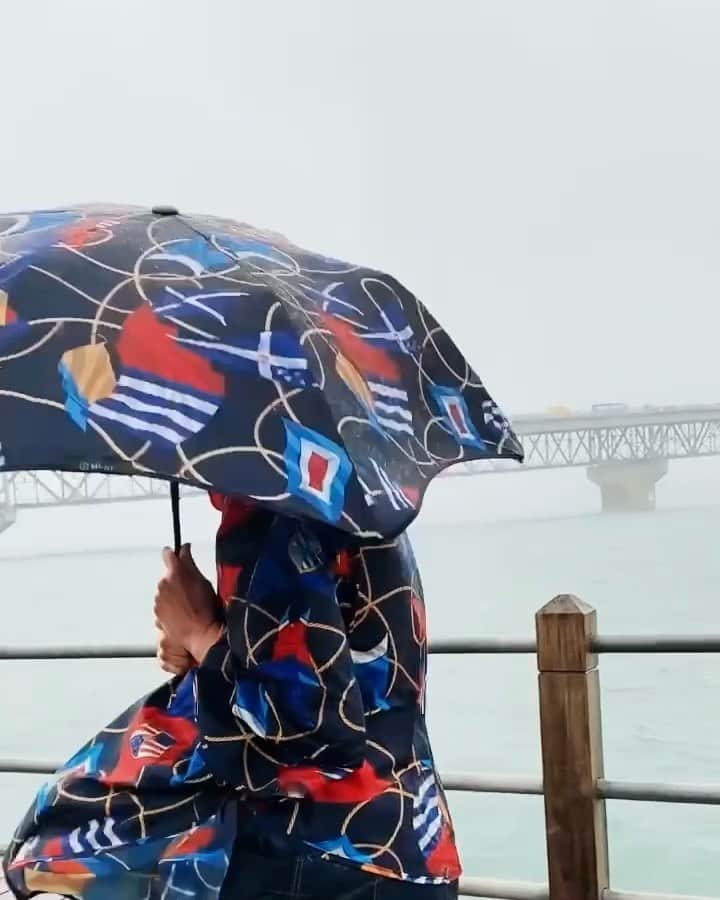 カレンウォーカーのインスタグラム：「Everything you could want in a brolly.. the mighty @bluntumbrellas for @RNZYS x @karenwalker」