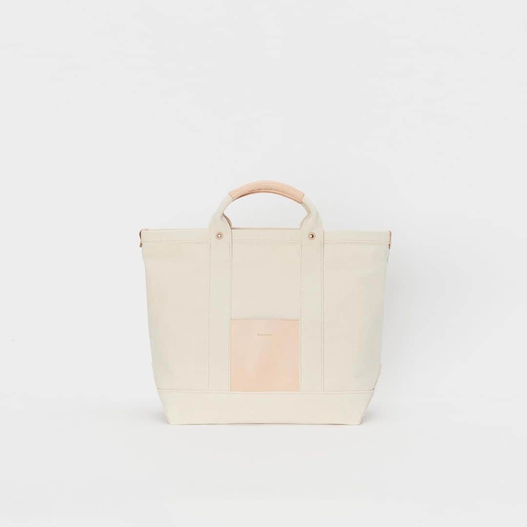 エンダースキーマのインスタグラム：「New collection, 2021ws(winter/spring) will be at stores from the 5th of Dec﻿ *flagship stores @sukima_shop and retailers in Japan﻿ *abroad mid Dec﻿ ﻿ model: campus bag small/big﻿ color: natural, black, khaki green﻿ ﻿ #henderscheme #2021ws」