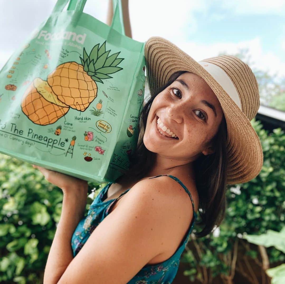 アリッサ ウーテンのインスタグラム：「Thank you to @foodlandhi for sending me a box full of #maikai goodies!  We just had the Alfredo sauce for dinner! So yummy!」
