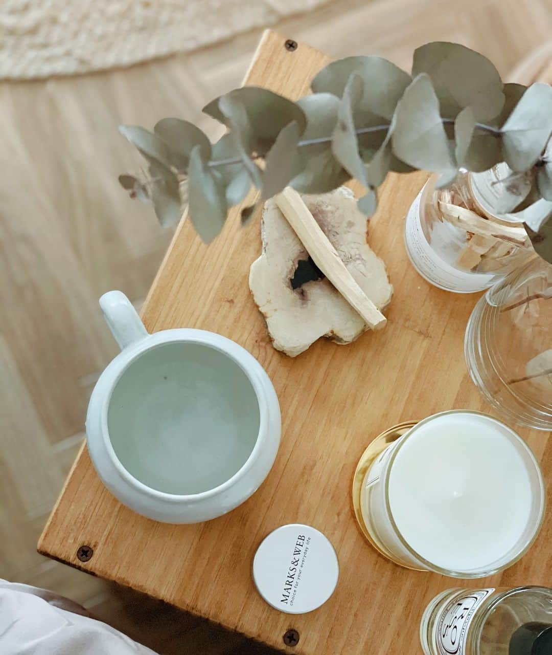 のインスタグラム：「キャンドルは置いてるだけでいー香り🕯♪ . . . #ベッドサイドテーブル #パロサント#palosanto #キャンドル#jomalone #サイドテーブル」