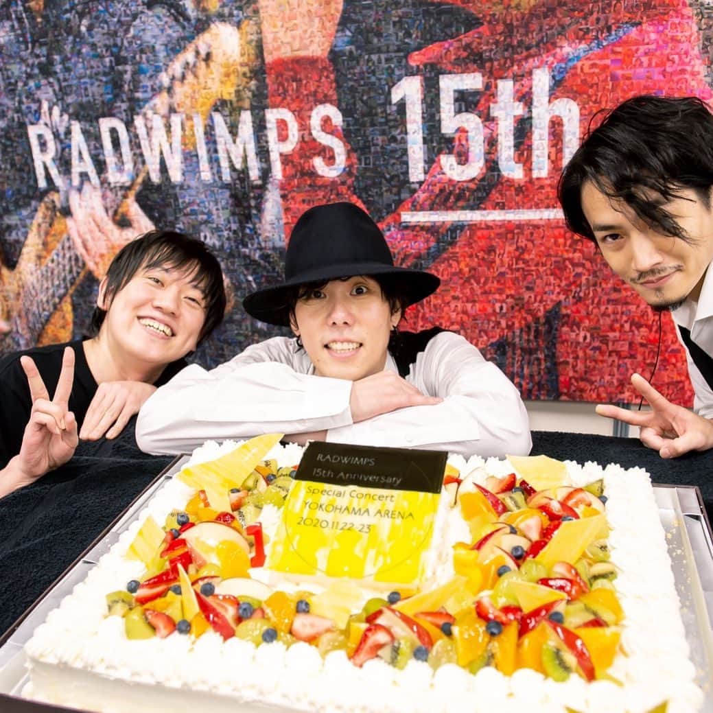 武田祐介のインスタグラム：「素敵な記念日になりました😊  「15th Anniversary Special Concert 」２６日までアーカイブもありますので是非。 https://radwimps.jp/15th/  photo by Takeshi Yao  #rad15th」