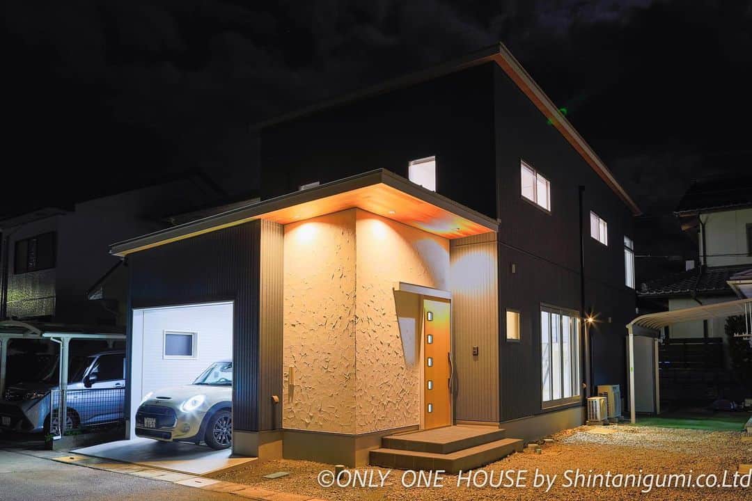 ONLY ONE HOUSE 株式会社 新谷組のインスタグラム：「#施行事例  インナーガレージのあるお家 雨が降ってても濡れることなく お家の中に入れて便利です✨ 小さなお子様がいるご家庭などは 特に便利だと思います(* 'ᵕ' )  ∞----------------------∞ 12月12日（土）13日（日） 内覧会開催します🏠 大飯郡高浜町にて開催予定です！  また詳細はアップします५✍⋆*  ⚀ 本社TEL  0770-78-1255 ⚁ 事務所TEL  0770-59-2552 ⚂ E-Mail  shintanigumi@outlook.jp ⚃ 新谷組HP  http://www.shintanigumi.jg .  #新谷組#おおい町#舞鶴市#高浜町#小浜市#敦賀市#若狭町#美浜町#新築#一戸建て#外構工事#改修工事#シンプルライフ#マイホーム#マイホーム計画#注文住宅#デザイン住宅#自由設計#工務店#金属サイディング#無垢材#家事楽動線#家づくり #家事動線 #こだわりの家」