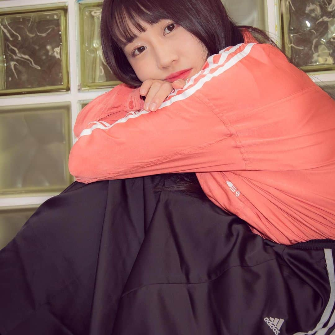 楠木まゆさんのインスタグラム写真 - (楠木まゆInstagram)「adidasのセールでたくさん服ゲットして、adidas大好きっ子みたいになってる☺️ ・ ・ 上下三本線 ⅠⅠⅠ Ⅲ ・ #adidas #オリジナルス #adidasoriginals #三本線 #アディダス #このスカート週3くらいで履いてる #気に入るとそればかりになる人です #☺」11月24日 15時44分 - kusunoki__mayu