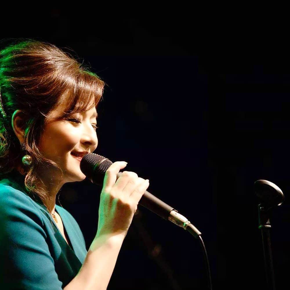 岡まゆみのインスタグラム：「Mayumi Oka sings Jazz ~Orion<織音>2020~無事に終わりました。LIVE配信のアーカイブ始まりました。女優のお遊びと笑う方もいるかと思いますが、私は真剣に音楽と向き合い、そして楽しんでいます♪まだまだ道半ばですが…。よろしかったら覗いてみてくださいね。  https://twitcasting.tv/c:liveconnection/shopcart/36531  #織音#JZ Brat #Orion #アーカイブ#MayumiOka#岡まゆみ#写真三浦麻旅子」