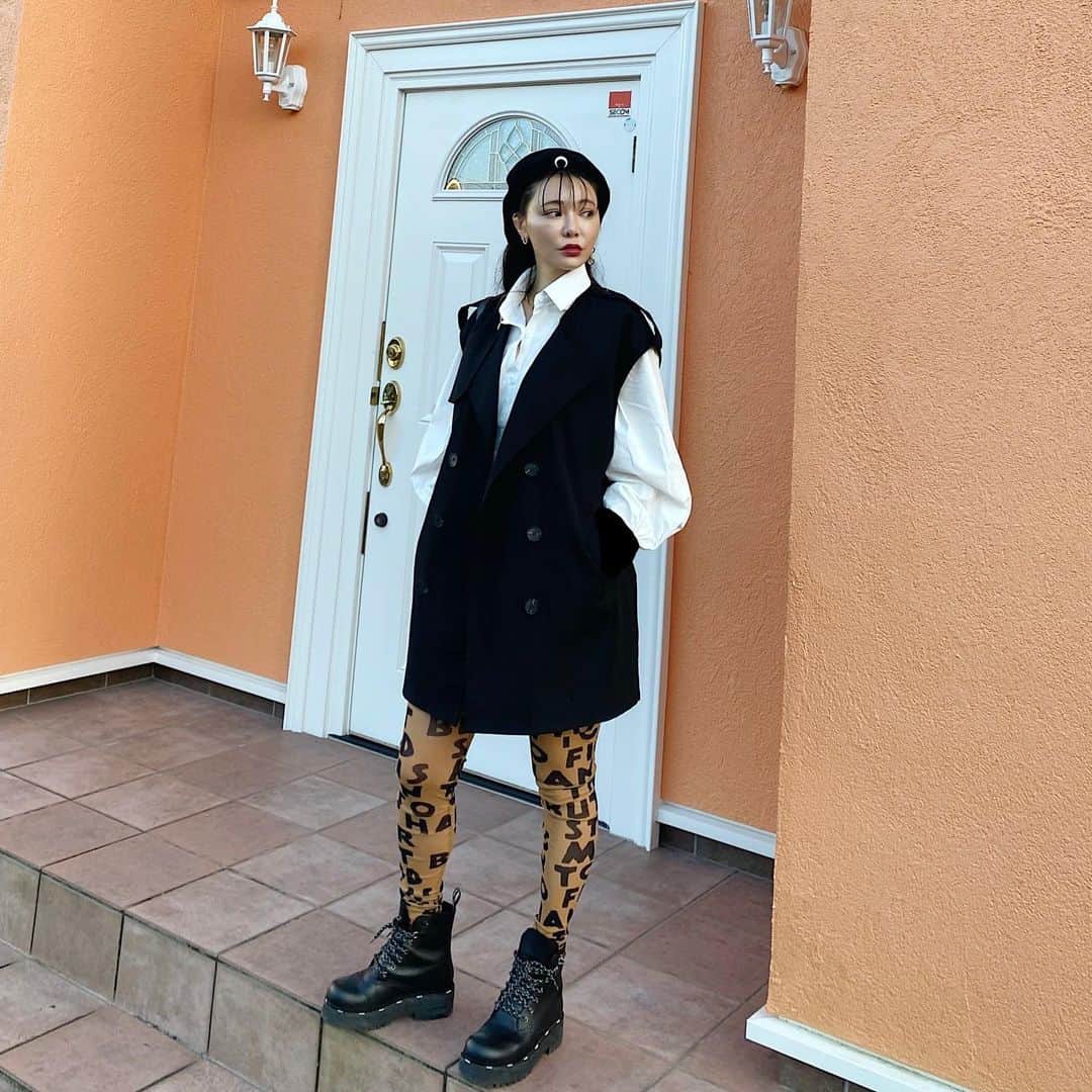 クリスティン・ウェイのインスタグラム：「It’s getting cold now.. check the new arrival of @valmuer_official  #ootd #cwfashion  #christinewei #クリスティンウェイ #valmuer #ヴェルムーア #fashiongram #fashionista  #セットアップコーデ」