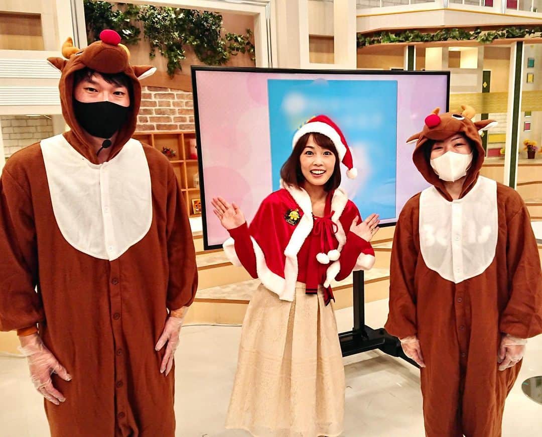 高橋春花のインスタグラム：「今週は早めの冬休みを 過ごしております(о´∀`о) どうぶつが森にあつまるゲームを 4日前からはじめました。 実はゲームキューブ時代に めちゃくちゃ遊んでました。 大人になっても 楽しいのですねぇ。 あぁ、もみじの家具DIY間に合わない。 #イチオシ#クリスマス準備 #スタッフトナカイ #サンタコスチューム #あつもりクリスマス 楽しみ！ #高橋春花#アナウンサー #HTB」