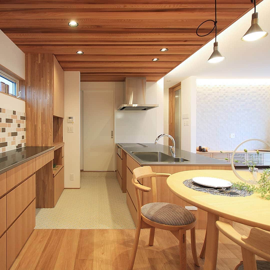 OUKEN DESIGN - 株式会社旺建さんのインスタグラム写真 - (OUKEN DESIGN - 株式会社旺建Instagram)「. 【木質感溢れるキッチンとステンレスキッチン】 . キッチンは、機能性・デザイン共にこだわりたい場所の1つ。 今回は、木製キッチンとステンレスキッチン、2つの素材についてご紹介します。 . ■木製キッチン（1枚目） システムキッチンの中で世の中に最も多く出回っている木製キッチン。 無垢材でない場合、比較的安価な素材のため、コストを重視する場合おすすめです。 ただし、湿気や水に弱く、長年使い続けると、どうしても素材が劣化してくるため、メンテナンスは必須です。 . ■ステンレスキッチン（2枚目） 丈夫で長持ちなキッチンと言われて、まず思い浮かぶのはステンレス製のキッチン。 耐久性はもちろん、キズや水にも非常に強い素材です。 また臭いもつきにくい素材のため、どうしても料理や生ゴミなどの臭いが気になるキッチンにはうってつけの素材ですね。 . キッチンの素材が長持ちだとしても、水栓や給排水管、換気扇、ガスコンロなどの部品は、時々メンテナンスする必要があります。 . 全くメンテナンスをしないものと、時折手を入れているものでは、キッチンの状態はかなり変わってくるため、素材選びの際はメンテナンスのしやすさも注目ですね。 . . ---------------------------- キッチンづくりのアイディアはこちらから→ @oukendesign ---------------------------- . . #香川の家 #岡山の家 #キッチン #木製キッチン #キッチンインテリア #ステンレスキッチン #ホーロー素材 #水回り #キッチン収納 #ワークトップ #ワークトップ素材 #こだわりの家 #おしゃれな家 #新築 #施工例 #間取り #インテリア #デザイン住宅 #ouken #旺建」11月24日 15時50分 - oukendesign