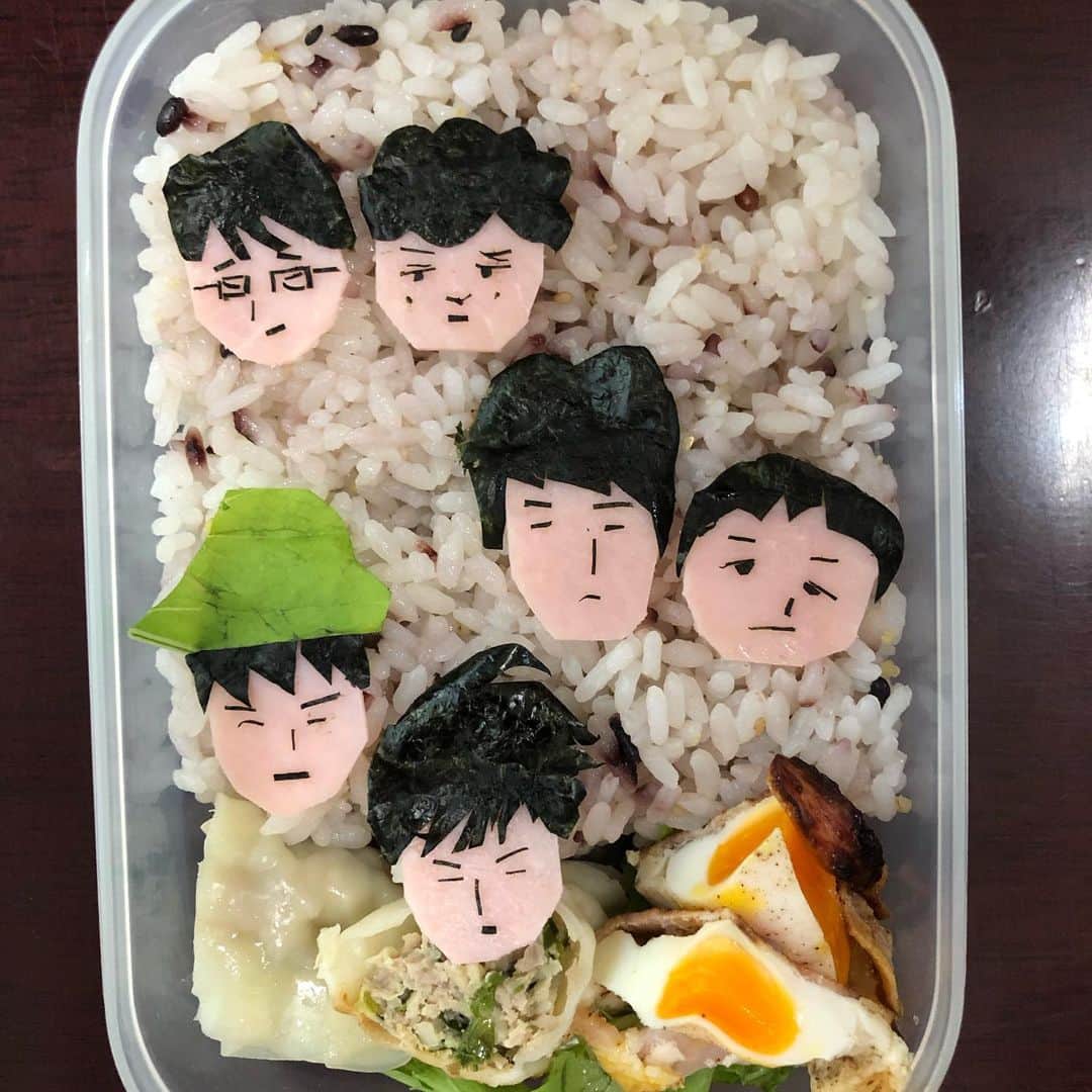 尾関高文のインスタグラム：「M-1もいよいよ準決勝！キングオブコントのとき一緒だった、ニッポンの社長、ロングコートダディ、滝音に頑張ってほしいものです。以前企画で作った三組のお弁当。こんなの変な先輩が作ったと知ったら震え上がりそうなのです！」