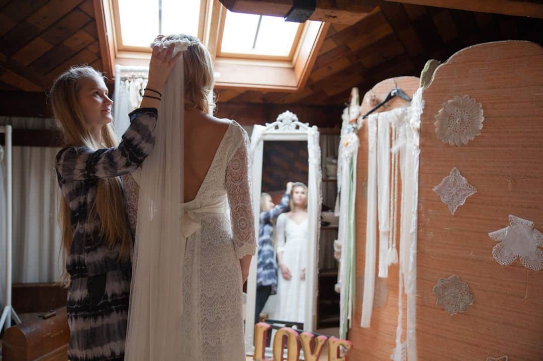 ミナのインスタグラム：「To do it by yourself or to wait?⁠ ⁠ During the pandemic most bridal boutiques have had to ask brides to come to their appointment without guests or to bring only a few guests with them. If you’re planning to get married next year, this is the time to look for a dress as most bridal boutiques require at least 6 month turnaround time.⁠ ⁠ Many brides understandably want to have their loved ones with them when trying on dresses the first time but going to your initial appointment by yourself can be very efficient and eye opening. Yes, it’s good to receive immediate feedback from your bridal crew but when you have the appointment all to yourself, you’ll most likely be able to try on more dresses and really think about what style you’re after. Remember that you’ll have a consultant with you during the appointment and a good consultant is honest, makes suggestions on which dresses suit your body shape and gives tips regarding your desired wedding look.⁠ ⁠ I recommend emailing or calling the boutique in advance and ask whether they allow you to take pictures. During your private appointment at Indiebride, you can take as many pictures and videos as you like. I often help brides who visit alone and take pictures and videos for them. When leaving our showroom, you’ll have a shortlist of dresses you like the most to show to your bridal crew. You can even make an evening out of it! Do a group Zoom call, have a glass of sparkling and discuss the pros and cons of each dress. This way, you’re not limited by the appointment duration. 💖⁠ ⁠ Photography: @lauraviktualiaphoto⁠ ⁠Model: @anastasiia_ya」