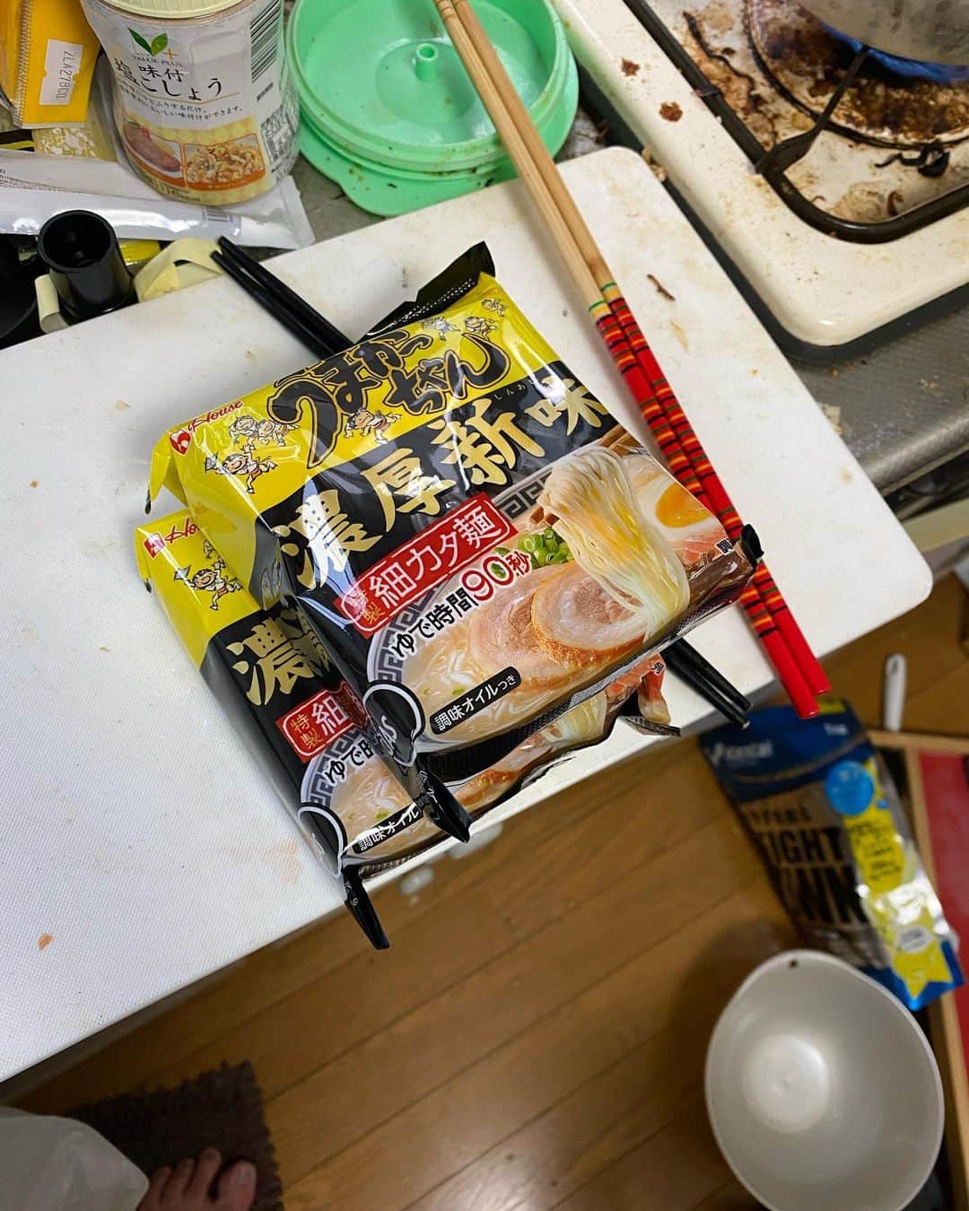 クロちゃんさんのインスタグラム写真 - (クロちゃんInstagram)「朝昼兼用ご飯  汁吸わせて汁無しラーメン。」11月24日 15時56分 - kurochandesuwawa