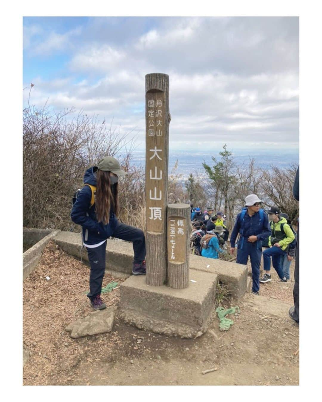 fumikaさんのインスタグラム写真 - (fumikaInstagram)「⛰﻿ ﻿ 昨日のこと。  #大山 に登ってきた。﻿ #ヤビツ峠 ルート。﻿ ﻿ 初級編レベルらしいけど…﻿ すんごく登りがいある山だったぞ!?﻿ ﻿ 神奈川が一望できる景色にも感動。﻿ これは夜景も綺麗だろうなぁ。﻿ ﻿ やってみたかった﻿ 山頂でお湯沸かしてカップヌードル。﻿ たまらん🤤﻿ ﻿ 最後に #大山阿夫利神社 に出て下山。﻿  #山登り #climbing #山はいいよなぁ #次はどの山登ろうか」11月24日 15時58分 - fumikasingasong