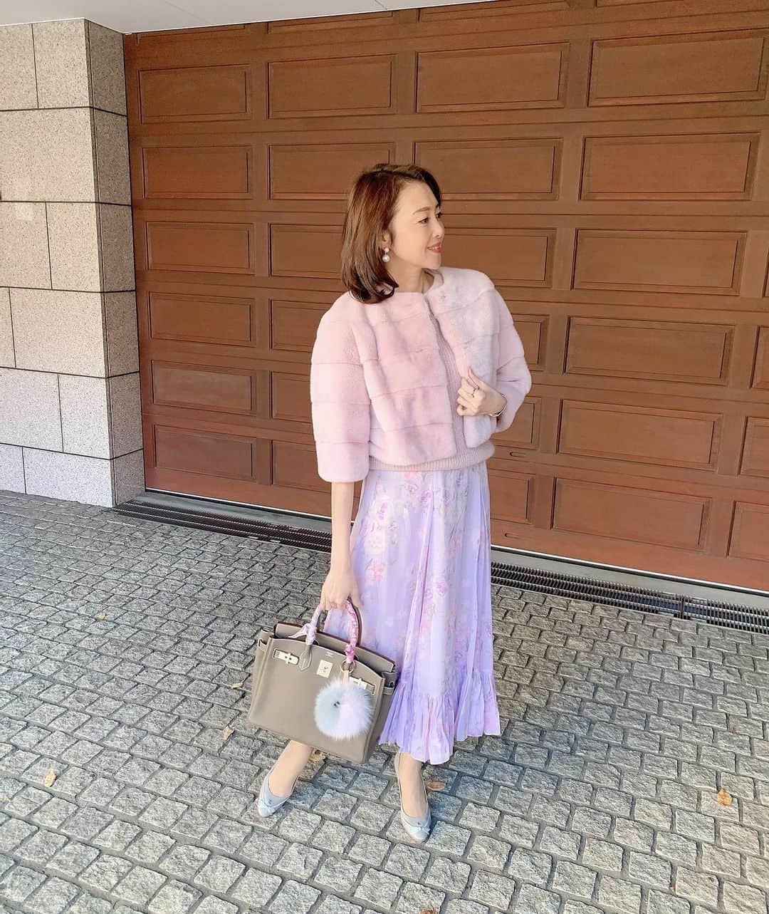 のインスタグラム：「Akurarobe のアイコンカラー✨✨ Rose color のJKは軽くて柔らかくて暖かい💖何色にでも合うよ😘 真冬は長手袋も素敵🧤✨  今週末、28,29 /Nov  13:00 open  表参道The wine gallery でのトランクショー ご予約お待ちしております🍾  @akurarobe_official  @wine_gallery」
