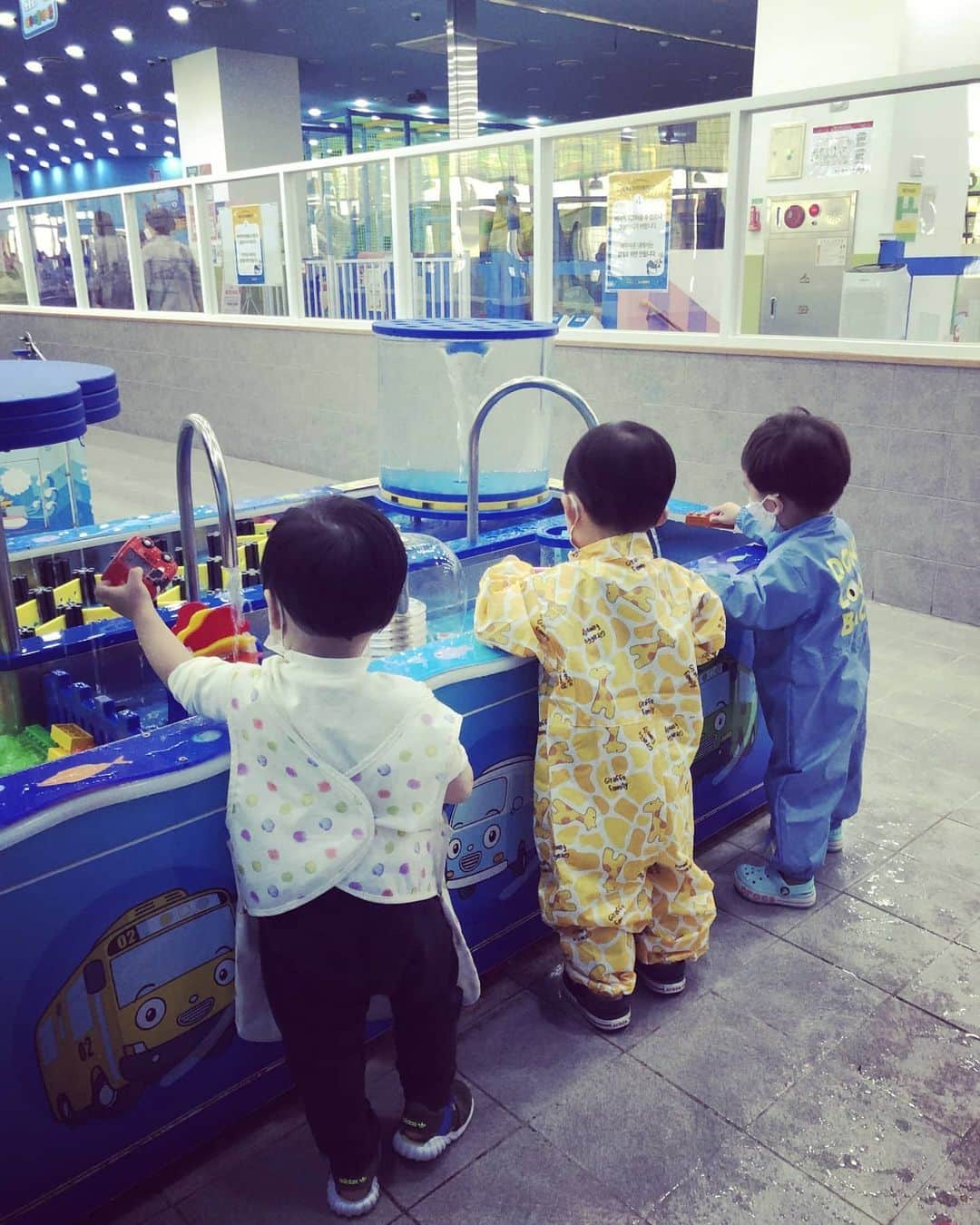 ミン・ヨンウォンのインスタグラム：「황금 돼지 3형제 천국🥰🥰🥰 #타요키즈카페 #조동모임 . . 엄마에게 휴식을 허용하지 않는.. 낮잠 노룩패스 아기 #에너자이저 #불타오른다 . . 귀욤둥이들~~~잘크고있다~~~오구오구 기특한 아가들 🏄‍♂️⛹‍♂️🤸🤹🤾‍♂️ . . . . . 넘 힘들어서 늦은 업로드.. #숙제 #20갤아기 #먹방 #푸드파이터#먹방요정  #사랑해  #육아일기 #신혼일기 #육아맘 #육아소통 #일상 #소통 #맞팔 #데일리 #황금돼지띠아들 #오오티디  #베이비스타그램  #babyboy」