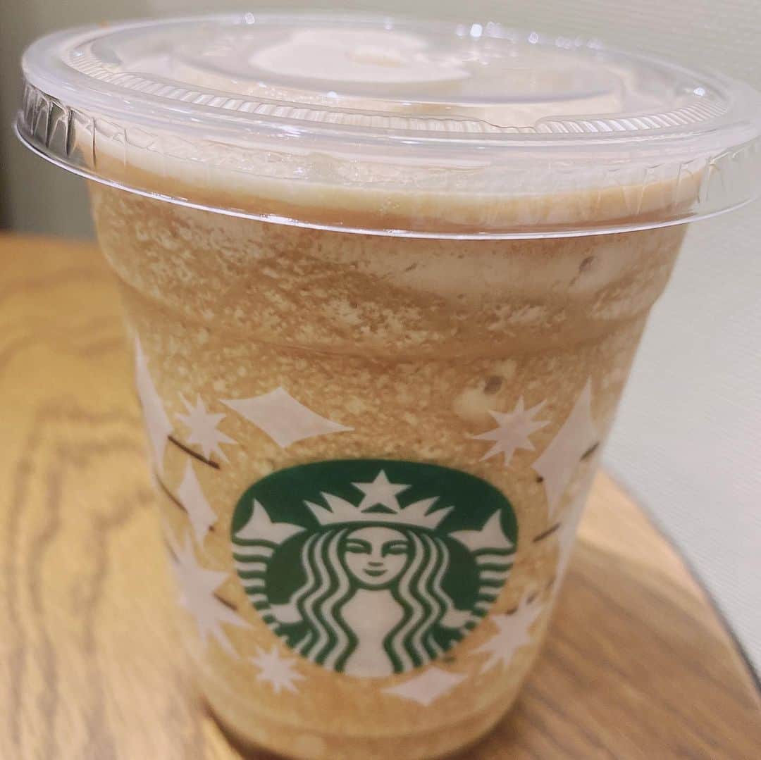 吉岡茉祐さんのインスタグラム写真 - (吉岡茉祐Instagram)「#コーヒーフラペチーノ カスタム✨  先日インスタライブで話してた、#スタバカスタマイズ をオーダーシート化しました。  今回はコーヒーフラペチーノ。 もともと生クリームののっていないシンプルなフラペチーノなので、味チェンジはやりやすいのかもと思っていたんですが…  甘いの続きだったので、コーヒーの苦味を味わいたくなりまして(珍しく)、思い切ってショット追加してみた。 コーヒー成分多めで苦味感じた〜！  ノンファットミルクに変更、最近やりがち。ちょっとでもカロリー抑えようと必死w  #スタバ #オーダーシート  #まゆしーと」11月24日 16時09分 - yoshioka_mayuc