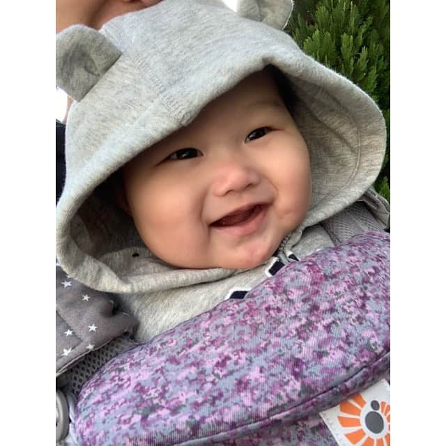 のインスタグラム：「子供服のフードクマ率高め🐻  #お散歩　#よく笑う」