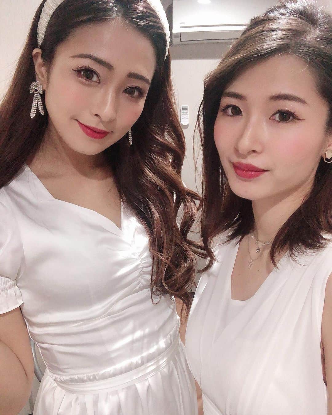 Fujikoのインスタグラム：「昨日は、 初の2マンライブ💃✨  麻里愛ちゃんと @saimyoji_maria  コラボステージ🎹💖✨  Pianoの西村広文さんをお迎えして 素敵なライブをさせてもらいました✨✨🌟  Fujikoと麻里愛ちゃんは まるで、太陽と月みたいだねと言う話がでたので、  でもまさにそんなライブだったかな？  癒しの声と刺激的な声が交じり合って、 アメージンググレースや、 日本と英語を混ぜて歌ったYou Raise me upは、歌ってる私も心地よかったです✨  これからも、色々企画もして 楽しく過ごす時間を増やしていきたいな💓💓  応援してくださった皆様ありがとうございます😣💕  #Fujiko#齋明寺麻里愛 #シンガーソングライター#マイナスイオン#アーティスト#癒しと刺激#歌手#西村広文#ミュージカルDREAMER #beoneheart」