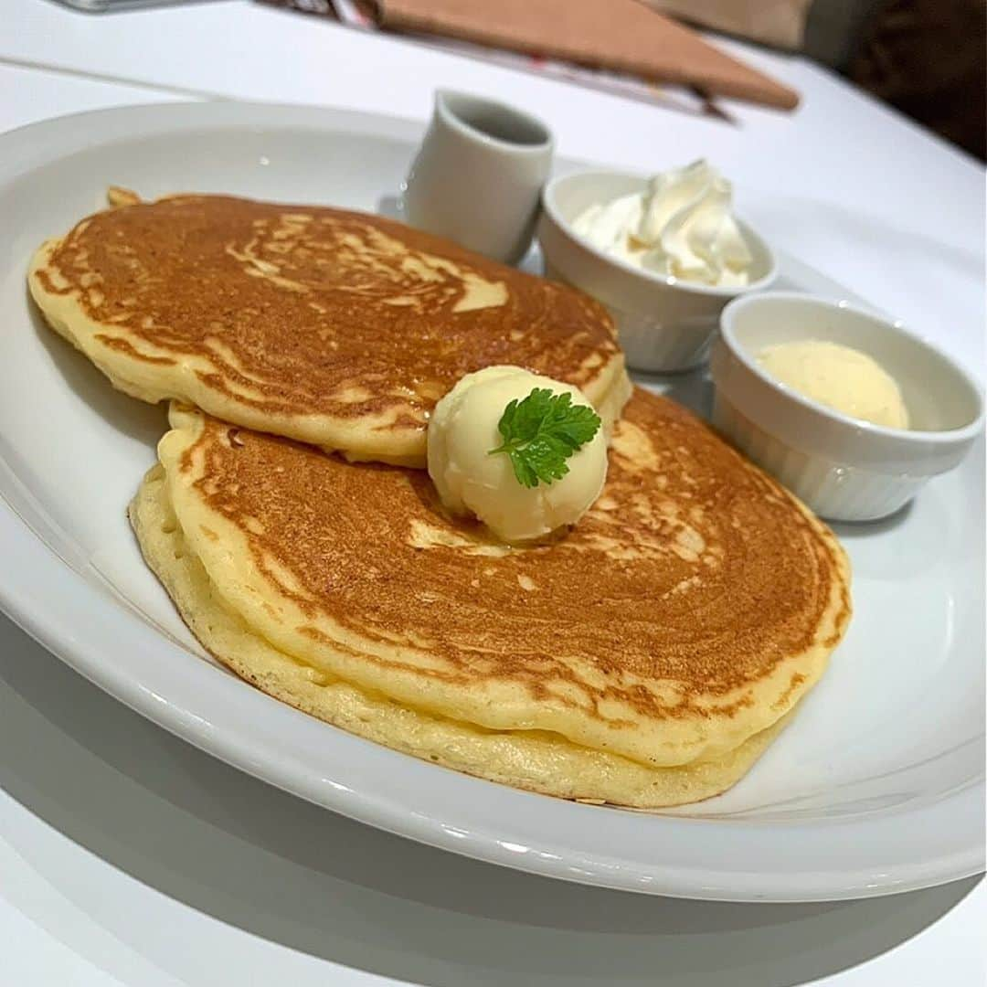 みづちゃのインスタグラム：「みよとパンケーキ食べ行ってきた〜 美味しかったなぁ 上に乗ってるやつバターだと何故か思わなくて（アイスだと思った。） そのまま食べた😑 . . . #パンケーキ」