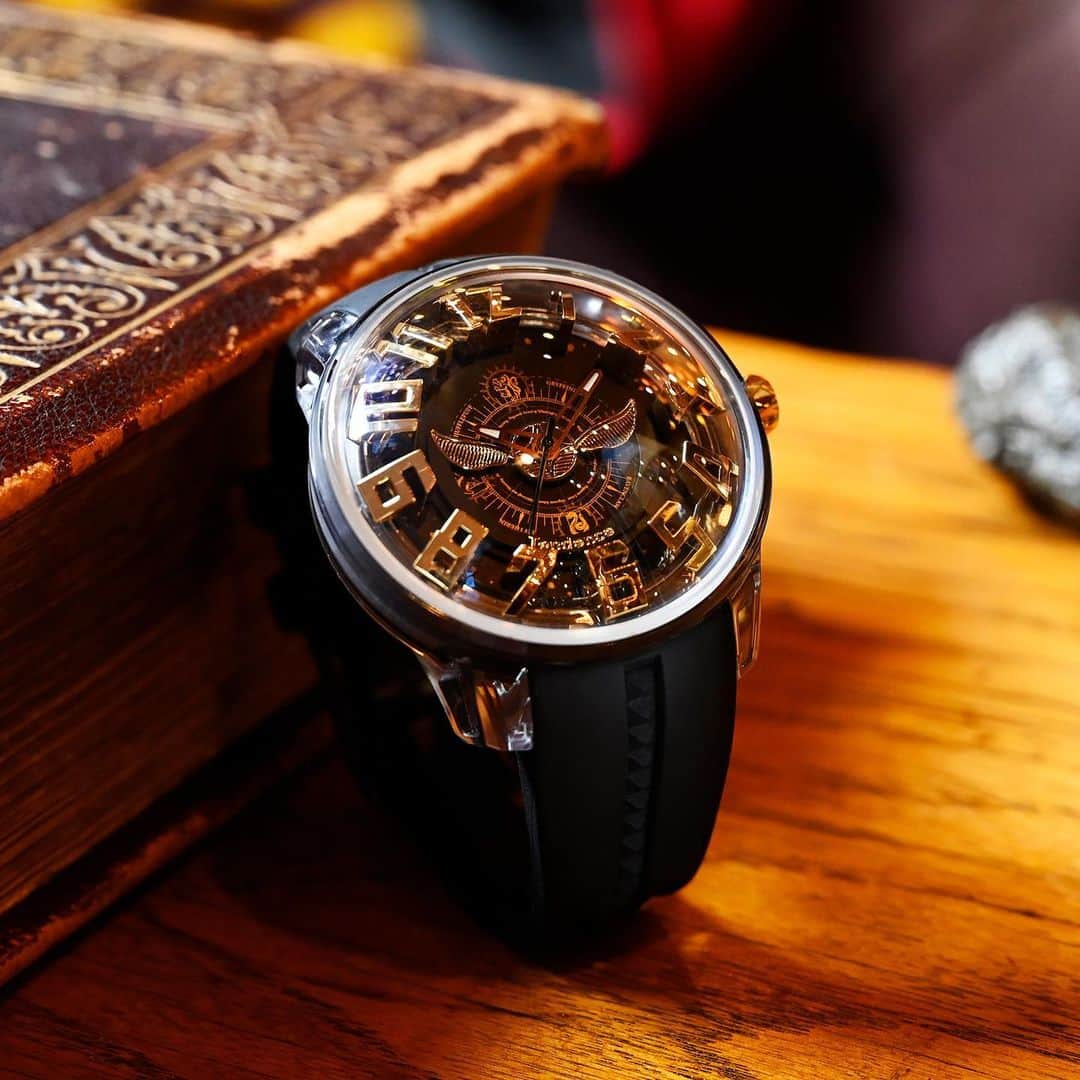 Tendencejapanさんのインスタグラム写真 - (TendencejapanInstagram)「11/24より先行発売中 Harry Potter Collection Tendenceがハリー・ポッターと初コラボ。 映画の名場面を思い起こさせる3種のコレクション。  ゴールデン・スニッチ モデル　TY023015 魔法のほうきで空を飛びながら戦う人気の試合、”クィディッチ”に登場する羽つきボール『金のスニッチ』からインスピレーションをうけたモデル。12時位置にはグリフィンドール、3時位置にはレイブンクロー、6時位置にはスリザリン、9時位置にはハッフルパフのアイコンが繊細なタッチで描かれ、その中央で『金のスニッチ』が腕を動かすたびにエレガントに回転します。 ケース径50mm/5気圧防水  #テンデンス  #ハリーポッター  #ハリポタ #コラボ  #限定モデル」11月24日 16時13分 - tendencejapan