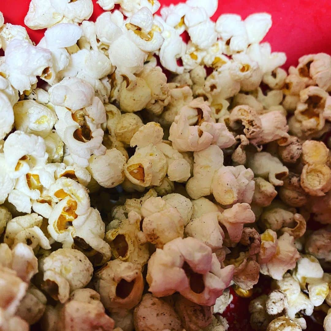 岡本聖子のインスタグラム：「本日の子供用の半分手作りおやつ 🍿ポップコーン🌽  フライパンでフリフリ。  ちょっと面倒だけど、市販のお菓子🍬🍫よりも、かなーり安心して「どうぞ❤️」と出してあげられる  実際、出来立てはめちゃくちゃ美味しい🤤  #オーガニック #ファスティング #食品添加物不使用 #スローフード #子育てママ #安心おやつ」