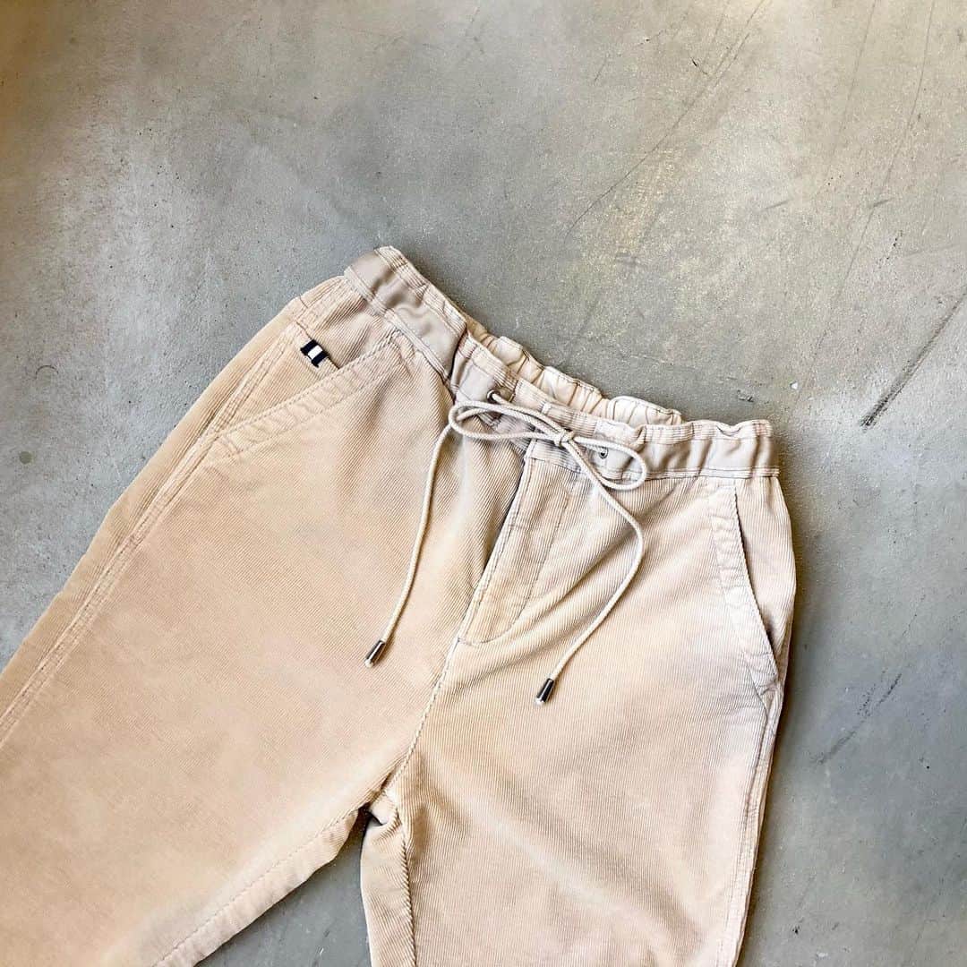 Moname Official Instagramのインスタグラム：「. テーパードとワイドの中間の太さのイージースリム✨ コーデュロイ素材で 肌に接する内側も起毛しているため、 見た目も穿き心地も暖かいです！ . Easy Slim-corduroy- No.41103121 Col.GRG ¥16,000+tax . #moname#モナーム#ootd#fashion#20aw#スリムパンツ#スリム#コーデュロイ#パンツ#イージーパンツ#ラフコーデ#きれいめコーデ#あったかコーデ#あったかパンツ#ウエストゴム#冬#ベージュ#ライトベージュ」