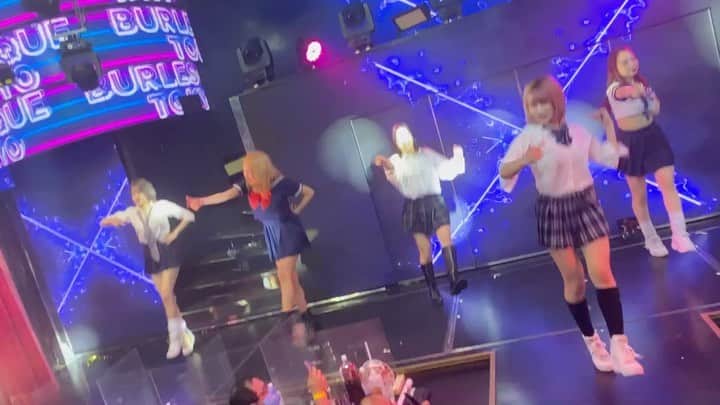yokoのインスタグラム：「. おみくんがカッコ良さげに クイーン撮ってくれて 送ってくれたの🤣🔥 いつも私達の為にありがとうねえ❤️❤️❤️ . @omi_jpn  . . 制服イベントなのでちょっと女子っぽく踊ったつもりだったけど そうでも無かった、、笑 . . . . . . . . . . . . . #エンタメ活動を止めない #アジア一のエンターテインメント #burlesque#burlesque lesquetokyo#バーレスク東京#ダンサー#透明少女#model#hairmake#makeup#love#ootd#fashion#instagood#instalike#instafashion#tokyo#white #오오티디‭#셀카#메이크업#머리스타그램 #お洒落さんと繋がりたい#カメラ好きな人と繋がりたい#モデル#東京」