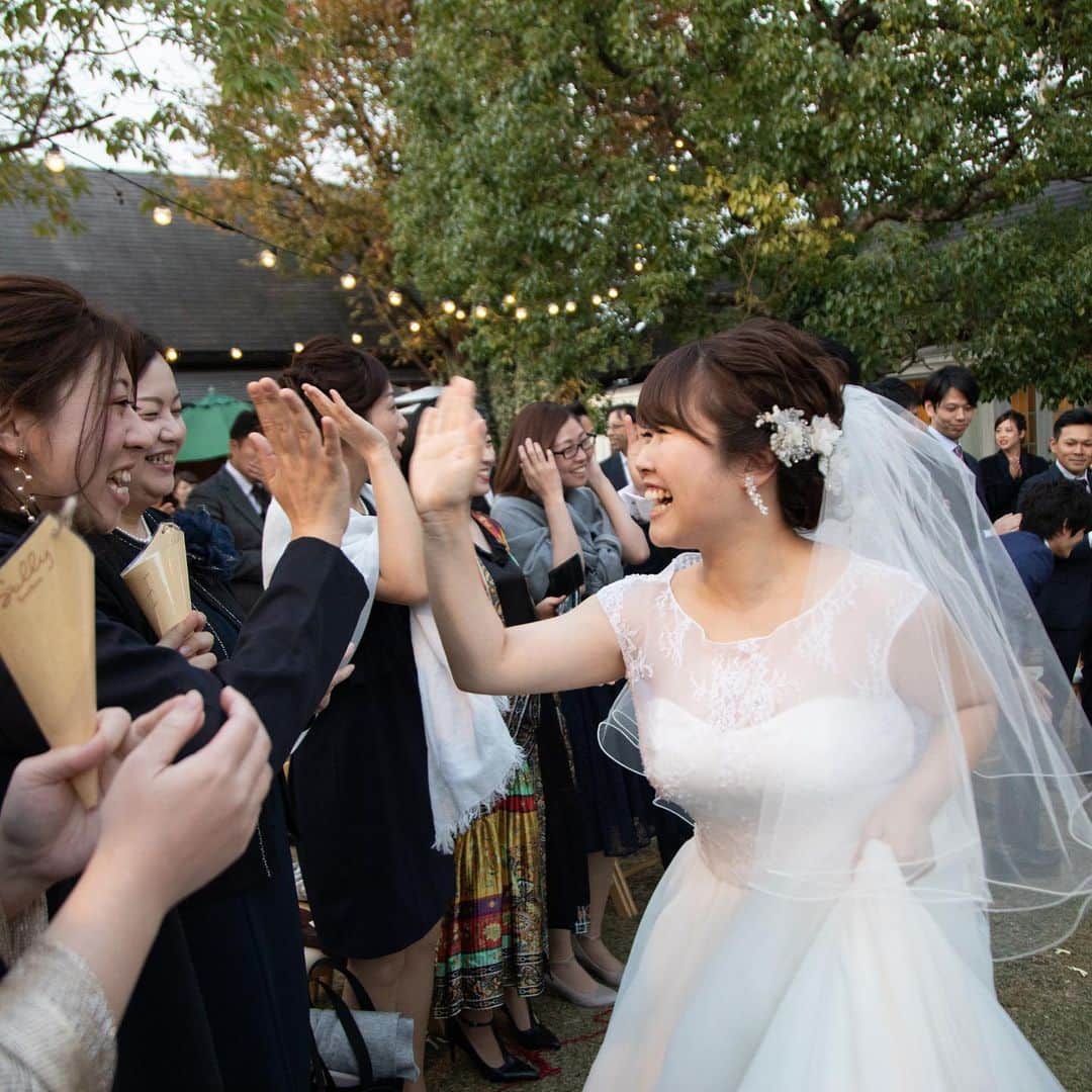 The Sally Garden（ザ サリィガーデン）さんのインスタグラム写真 - (The Sally Garden（ザ サリィガーデン）Instagram)「. . ブーケに合わせた #ブーケトニア . ブーケトニアは 結婚式で #新郎 の衣装の ボタンホールにつける または胸ポケットに挿す コサージュのこと。 . . . . ・。*・。*・。*・。*・。*・。*・ . 🏠公式ホームページは @the_sally_garden のURLから💕 ☞http://sally-garden.jp/ . お気軽にお問い合わせ下さい！ . ． ・。*・。*・。*・。*・。*・。*・ サリィ"５大"おすすめPOINT👰♡ ・。*・。*・。*・。*・。*・。*・ . （１）完全貸切ウエディング🏠💕 . 鮮やかな緑と光が包む。 別荘に友人や家族を招くようにリラックスできる空間 . ┈┈┈┈┈┈┈┈┈┈┈┈┈┈┈┈┈┈┈ （２）360度ゲストを囲むガーデン挙式🌿 . 憧れのガーデン挙式と 人気のラスティックウェディングが叶う . ┈┈┈┈┈┈┈┈┈┈┈┈┈┈┈┈┈┈┈ （３）ゲストの喜びが鍵になる👰🤵✨ . ふたりの想いやイメージを汲み取り、 おもてなしのプロとしてチームサリィが 一丸となり理想のウエディングを創り上げます。 . ┈┈┈┈┈┈┈┈┈┈┈┈┈┈┈┈┈┈┈ （４）笑顔が広がる美食🍽💕 . 幅広い年齢層から支持される美食 お箸で年配ゲストも食べやすい気配りも。 . ┈┈┈┈┈┈┈┈┈┈┈┈┈┈┈┈┈┈┈ （５）アクセス🚘🌟 . 最寄り駅から5分!! 国道50号線付近にあり各方面から訪れやすい。 . ・。*・。*・。*・。*・。*・。*・ #ザサリィガーデン  #栃木結婚式 #花嫁diyレポ #ブーケ手作り #ブーケ迷子 #花嫁ブーケ #結婚式ブーケ #プレ花嫁準備中 #ブーケブルズ #手作りブーケ #ドライフラワーブーケ #クラッチブーケ　 #ウェディングブーケ #造花ブーケ #持ち込みブーケ #ガーデンウエディング #ナチュラルウエディング #gardenwedding #naturalwedding #プラコレ #Dressy花嫁 #ゼクシィ2020 #2020秋婚 #2020冬婚 #2021春婚 #2021夏婚」11月24日 16時22分 - the_sally_garden