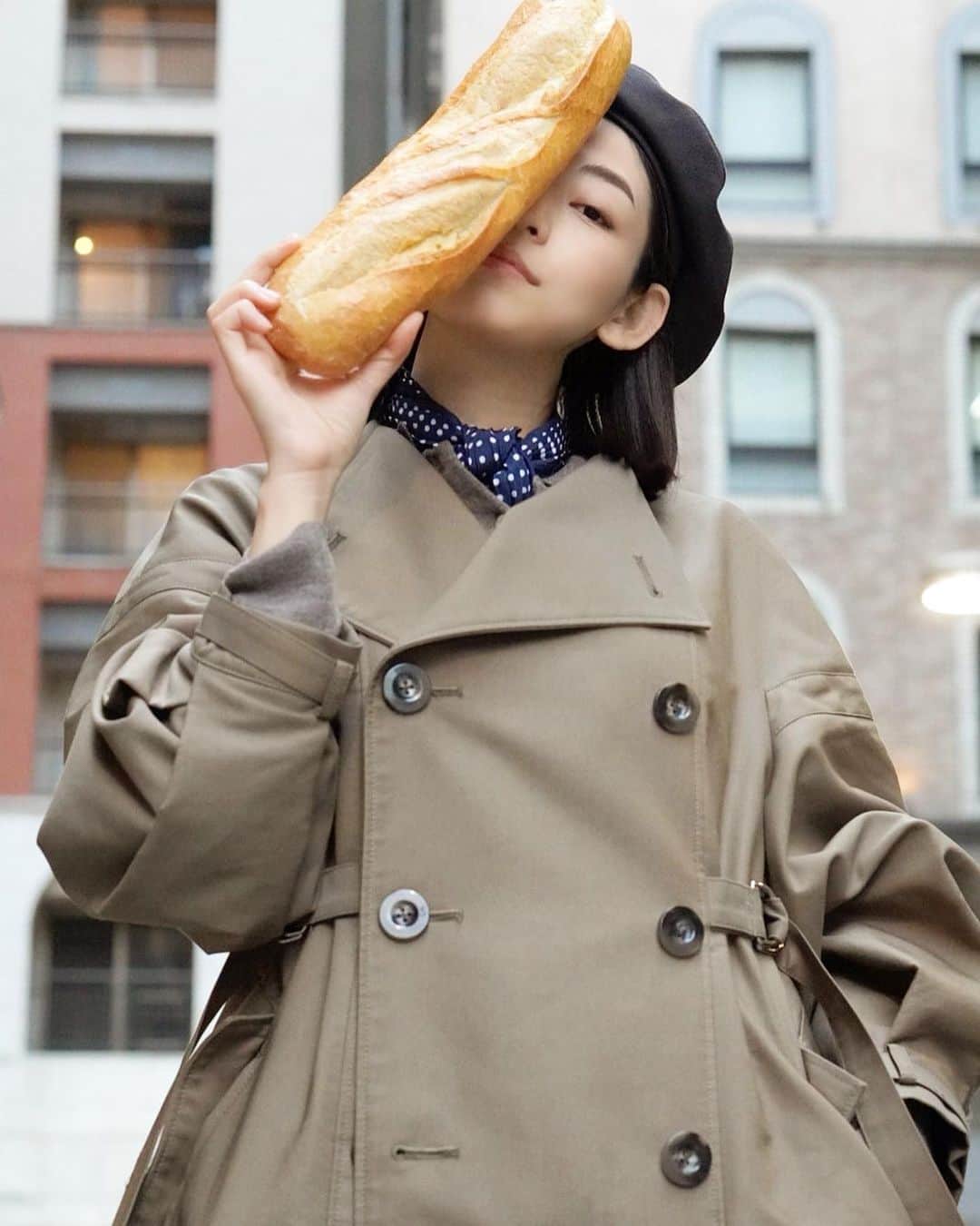 仲美咲のインスタグラム：「🇫🇷🥖 #トレンチコート#ベレー帽#フランスパン#ストール#モノクロ  ※ここは日本です。」