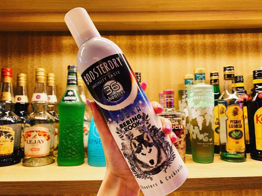 高杉麻里さんのインスタグラム写真 - (高杉麻里Instagram)「お店に泡ウォッカ 『BOOSTER DRY』が、、、‼️  好きなソフトドリンクやリキュールの上にのせてのむみたい🤔  ミルク系やコーヒーは飲みやすくなるらしいけど、あとから酔いそう😂  テキーラ、イェーガー、コカレロより飲みやすいから優しめの罰ゲームにいいかも👏☺️  ぜひお店来た方は1度試してみてくださいね😌  #ガールズバー #新宿 #新宿西口 #西武新宿 #お酒 #カクテル #ブースタードライが飲める店 #BOOSTERDRY #泡ウォッカ #飲み放題 #カラオケ #ダーツ #dartslive2 #カラオケDAM」11月24日 16時34分 - leala.mari20.622