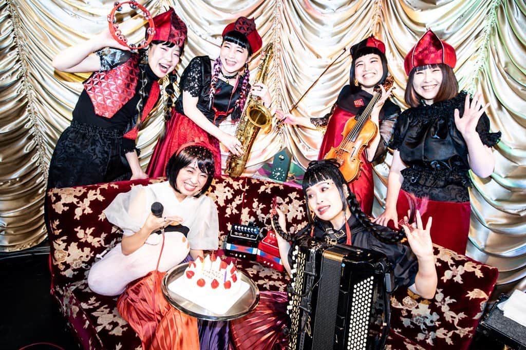 小春のインスタグラム：「ねえここの文章ってみんな読んでくれるもんなの？ 長い文章ってさあ、ブログに書くようにしてたけども、思えばSNSがこんなにも増えてさ、アメブロは、随分昔から書いてる場所だからなんだか残してあるんだけどさ。 ここに書いても検索して過去を探したりし辛くてね。でもおそらく最近の傾向としては、過去を探ったり出来ないこういうSNSの方が、今らしいんだろうなとは思うけどね。  1日で消えてしまうストーリーとか、まさに、今の、今な、使い方なんだろうな。 日記みたいに掘り返したくないんだろうな。 もっと無責任になりたいというか。  最近の子は、思い出が欲しくないのかな。 と思っていたけどそうではなくて 多分綺麗な部分しか残したくないんだろうな、多分でしかないけど。  ブログって割と好きなんだけどな。 でもまぁここにも書くか。🙄🙄」