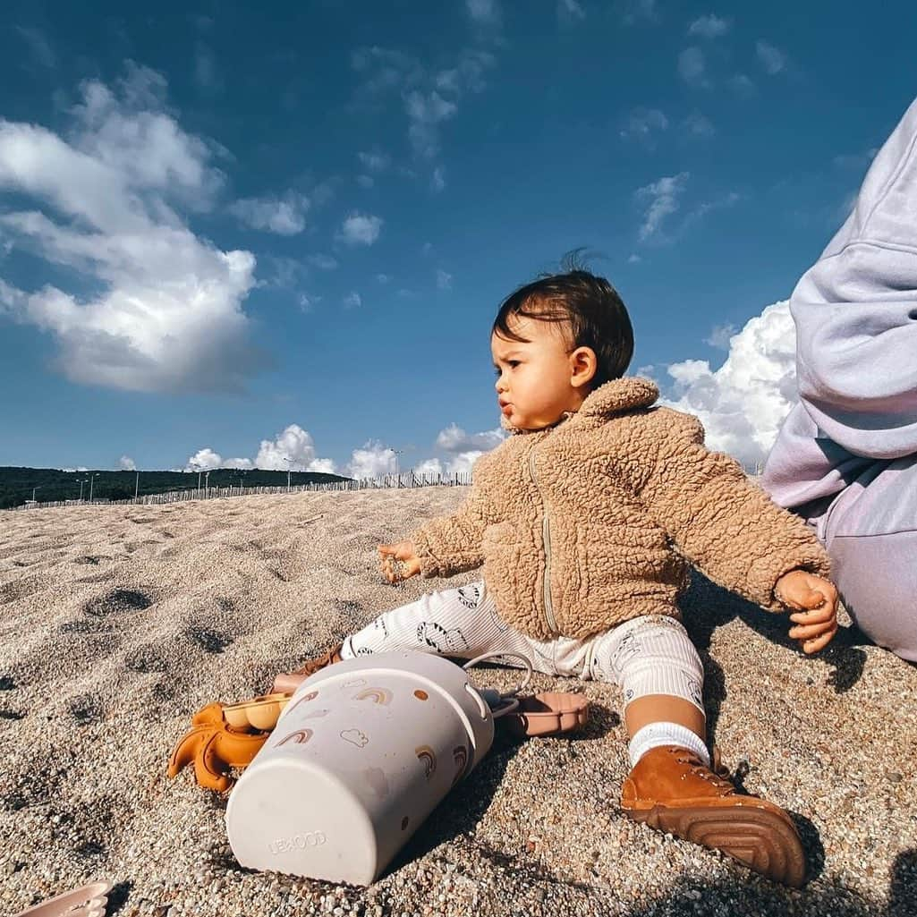 アリゼさんのインスタグラム写真 - (アリゼInstagram)「Il y a 1 an naissait notre Maggynette ❤️Quelle chance de l’avoir dans nos vies 🌈 Happy first birthday ma boulette belle 🦁」11月24日 16時42分 - alizeeofficiel