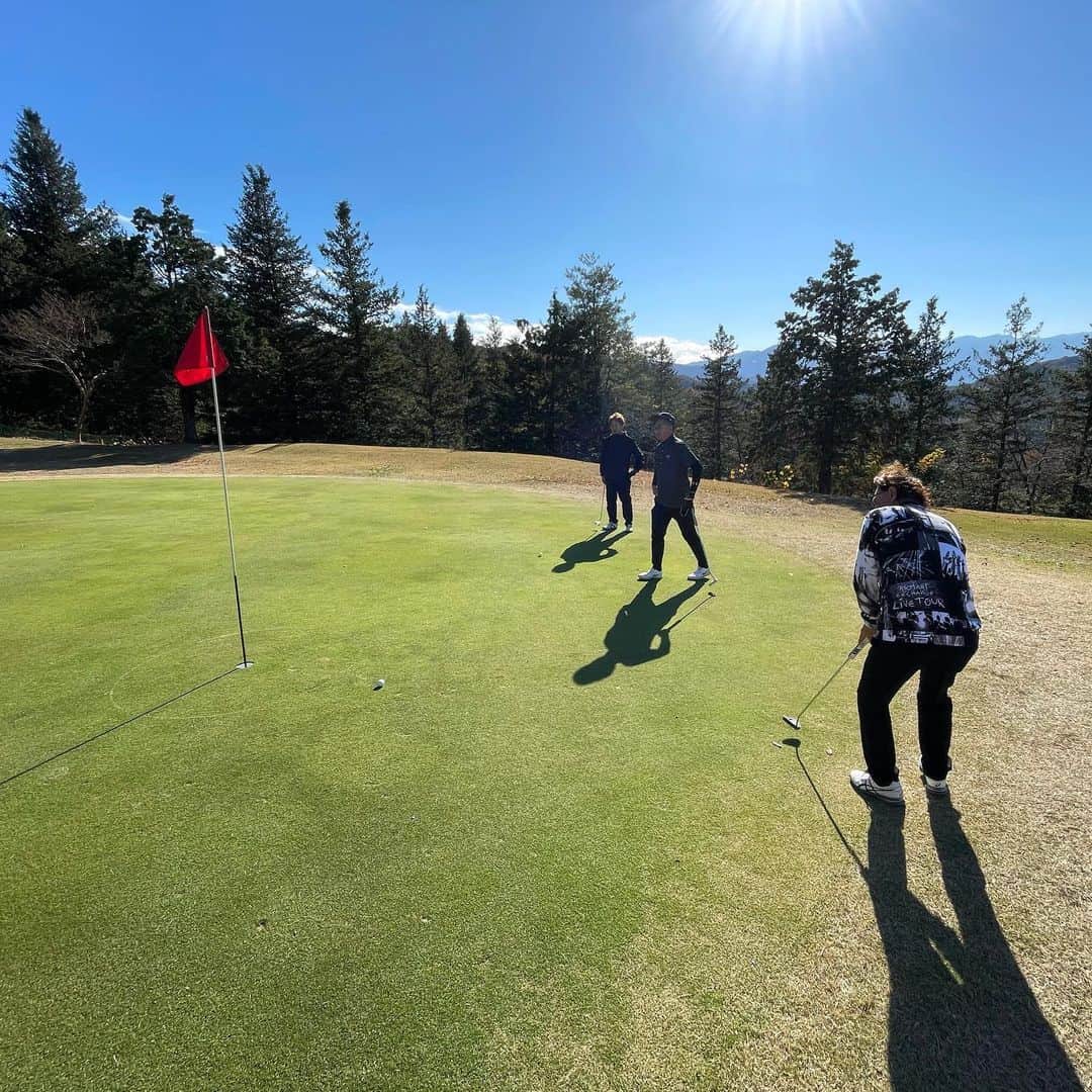 kouzuma ショートマスターさんのインスタグラム写真 - (kouzuma ショートマスターInstagram)「今日はルッツ初の他流試合~♪  最幸のダチとの1日はあっという間  一歩進んで二歩下がる😭  仕事もゴルフもコツコツだね🏌️‍♂️  また行きましょう~♪🏌️‍♂️🏌️‍♀️⛳️  #ゴルフ  ＃フェアウェイの迷子 #スネルゴルフ」11月24日 16時44分 - kouzuma