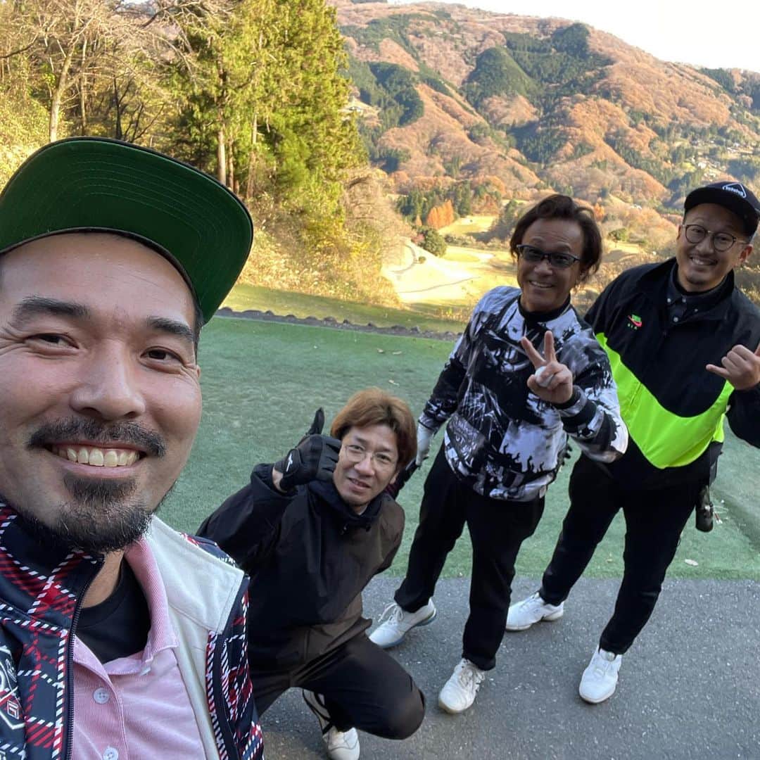 kouzuma ショートマスターのインスタグラム：「今日はルッツ初の他流試合~♪  最幸のダチとの1日はあっという間  一歩進んで二歩下がる😭  仕事もゴルフもコツコツだね🏌️‍♂️  また行きましょう~♪🏌️‍♂️🏌️‍♀️⛳️  #ゴルフ  ＃フェアウェイの迷子 #スネルゴルフ」
