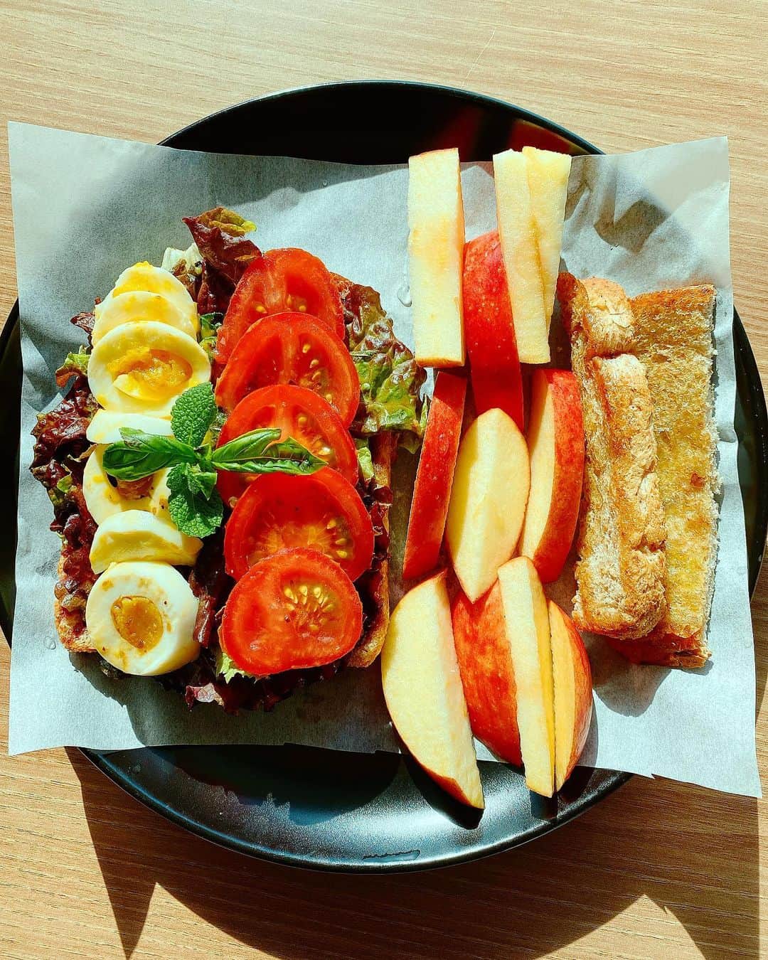 リンジさんのインスタグラム写真 - (リンジInstagram)「#코로나 가 자꾸 날.. #셰프 로 만든다. . #sandwich#wellbeing#food#salad#lunch#delicious#toast#healthyfood#chef#cooking#아보카도#토마토#반숙란#바질#야채#토스트#샌드위치#샐러드#건강한식단#madebyme 🙋🏻‍♀️ #린쉐프」11月24日 16時46分 - linzy_minji
