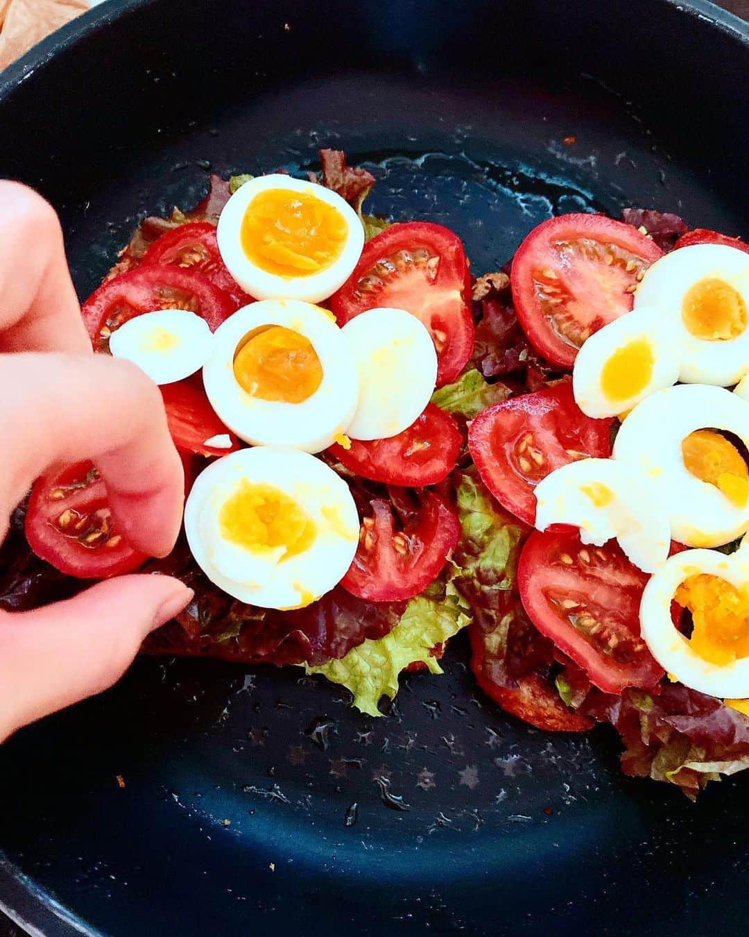 リンジさんのインスタグラム写真 - (リンジInstagram)「#코로나 가 자꾸 날.. #셰프 로 만든다. . #sandwich#wellbeing#food#salad#lunch#delicious#toast#healthyfood#chef#cooking#아보카도#토마토#반숙란#바질#야채#토스트#샌드위치#샐러드#건강한식단#madebyme 🙋🏻‍♀️ #린쉐프」11月24日 16時46分 - linzy_minji