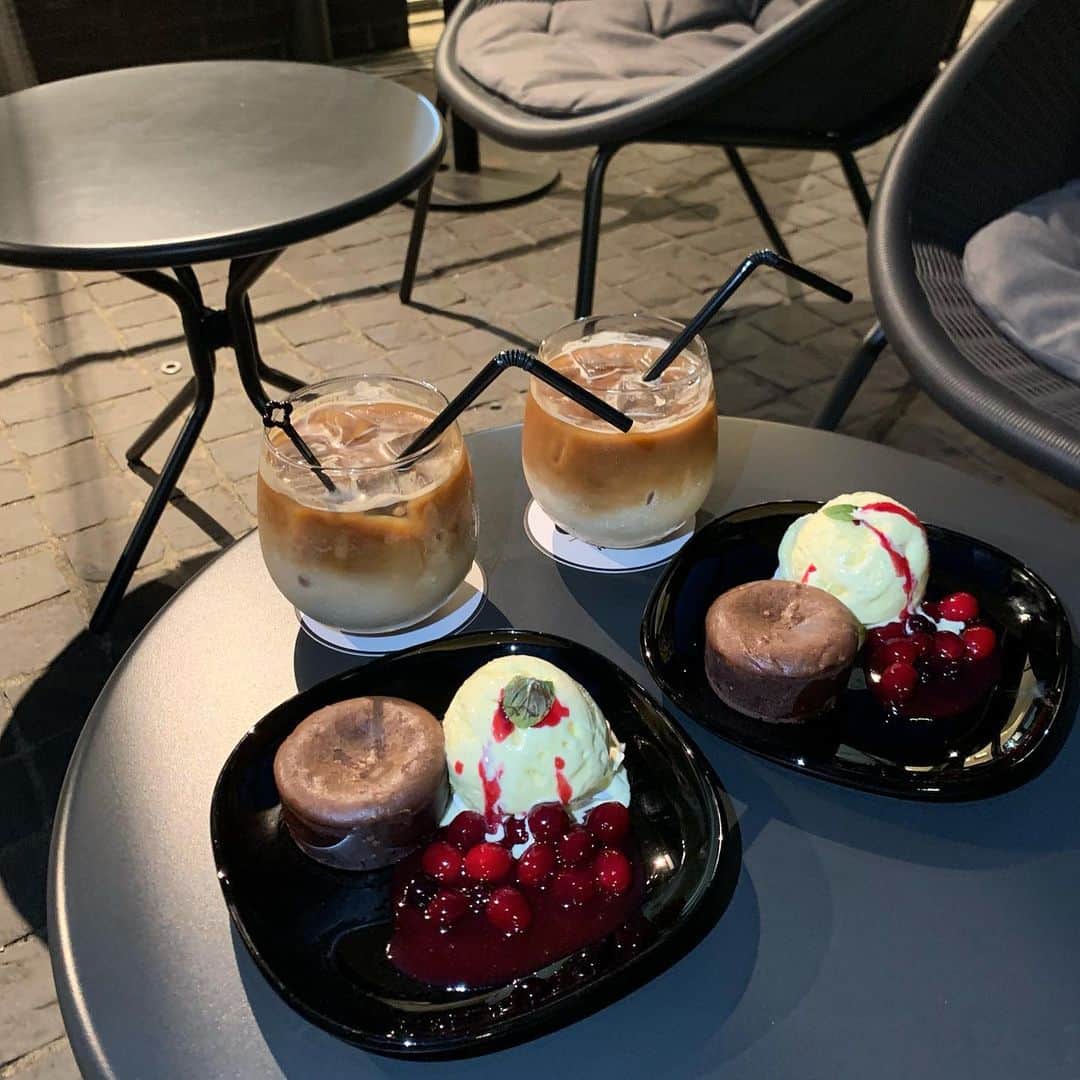 Nanaseのインスタグラム：「チョコレート系のケーキ滅多に食べないけどこのフォンダンショコラはベリーソースまではなまる美味しかった🥲 ﻿ ﻿ ﻿ #新大久保#新大久保カフェ#都内カフェ #センカフェ#cencafe#lunch #テラス#テラスカフェ #フォンダンショコラ #チョコケーキ#チョコレートケーキ」