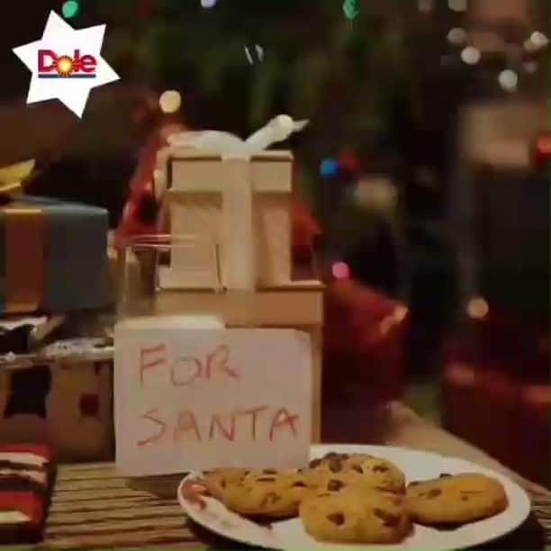 Dole_jp ドール ジャパンのインスタグラム：「クリスマスイブにバナナをサンタさんにプレゼントしよう！！ 外国では、クリスマスイブの夜にサンタさんに感謝の気持ちを込めて、 お菓子とお手紙を置いておく文化があります  公式Twitterで開催中の#バナナdeクリスマス キャンペーンでは、 バナナにメッセージを書いて、サンタさんにプレゼントするためのグッズ(バナペン&バナナ靴下)をプレゼント！ . ツリーに飾ってクリスマスの朝を待ちましょう🎅 . 今年も家族みんなで、バナナdeクリスマス！   ――― ◆応募方法◆ 詳細・応募はDole公式Twitterをチェック！  「#バナナdeスマイル」で検索してみてください。 ●応募期間● 11月日27日（金）まで ―――  皆様の応募をお待ちしております！！ . #dole #ドール #クリスマス #プレゼント #バナナdeクリスマス #Dole  #ドール #プレゼント #プレゼントキャンペーン実施中 #クリスマス #キャンペーン #キャンペーン開催中 #バナナdeクリスマス #おうちクリスマス #クリスマスオーナメント #おうちパーティー #クリスマスプレゼント #バナペン」