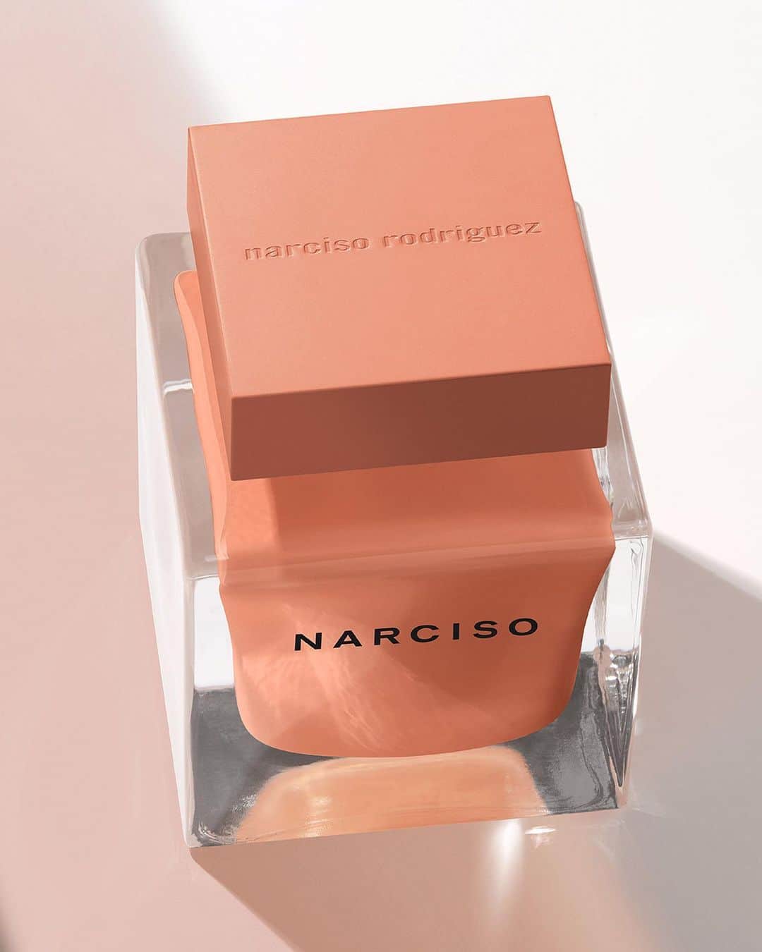 ナルシソロドリゲスさんのインスタグラム写真 - (ナルシソロドリゲスInstagram)「NARCISO eau de parfum ambrée: a portrait in the art of seduction.  #NARCISO #myambree #narcisoambree #narcisorodriguezparfums #parfum #fragrance Photo by @CharlieBuhler.」11月24日 16時49分 - narciso_rodriguez