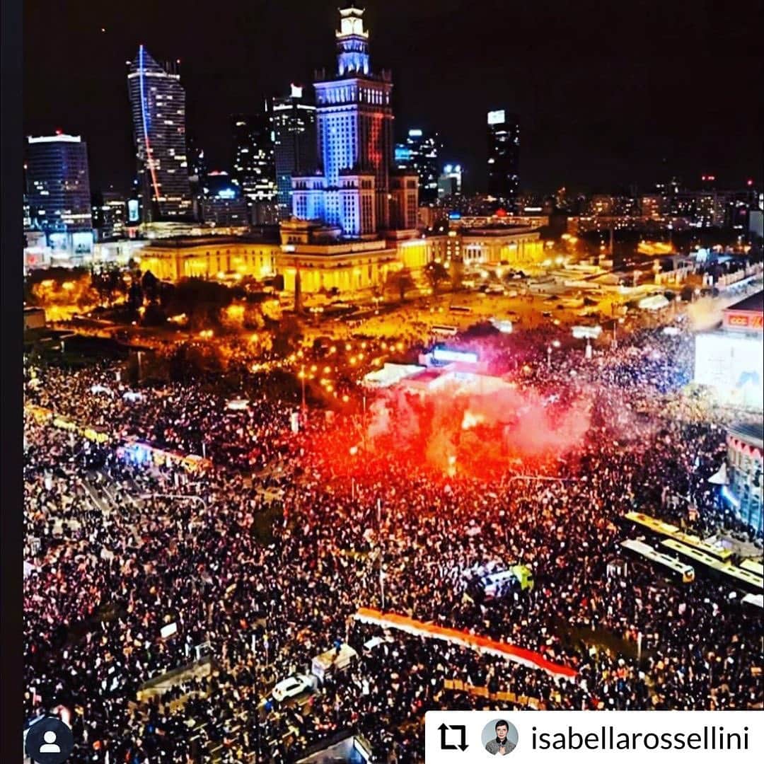 アニヤ・ルービックのインスタグラム：「Isabella jest z nami ❤️❤️👏❤️👏👏Thank you Isabella for your support and spreading the word! We share this planet and it’s so good to know that we can count on each other!!! #Repost @isabellarossellini - - - - - - Poland . Women demonstrating against the sentence preventing the termination of pregnancies even  in case of fatal and irreversible fetal defects such as lack of internal  organs that would give no chance of life after birth. I think of all the demonstrations we had in Italy in the 70s for women rights . We didn’t have the right to divorce, to use contraceptive , there were no laws to protect  women from abuse and rape  and no abortion. Abortion is indeed a difficult moral choise , but all these  rights didn’t make Italy “ bad” . On the contrary it made it a better country. I feel great solidarity with women in Poland and I think if my friend model @anja_rubik  PH. @julia_matejczuk」