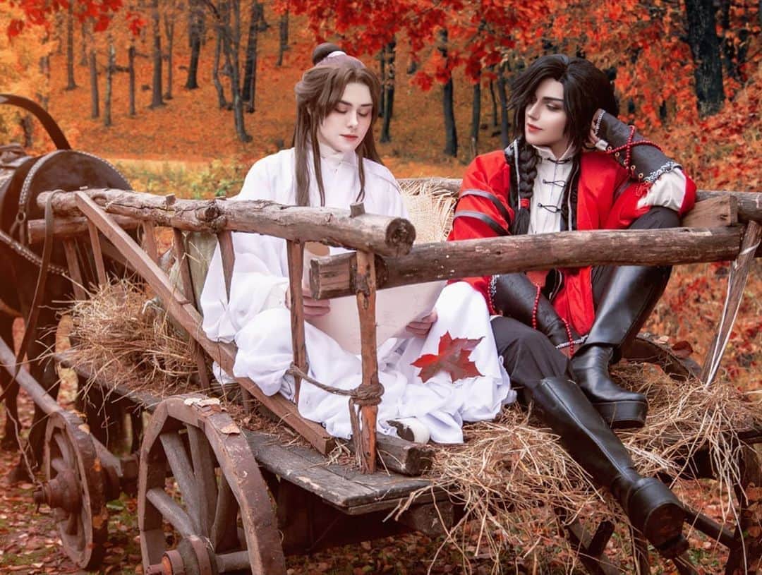Gesha Petrovichのインスタグラム：「🍁Heaven Officials Blessing🍂🍁 Ph @diemaru Re @timfr0st Wigs @geshacos Place @ksk_gloria Subscribe for any tier on my P❤️treon and get full wallpaper here 👇 www.patreon.com/geshacos #Hualian #cosplay #mxtx #malecosplay #TGCFdonghua #TGCF #天官赐福」