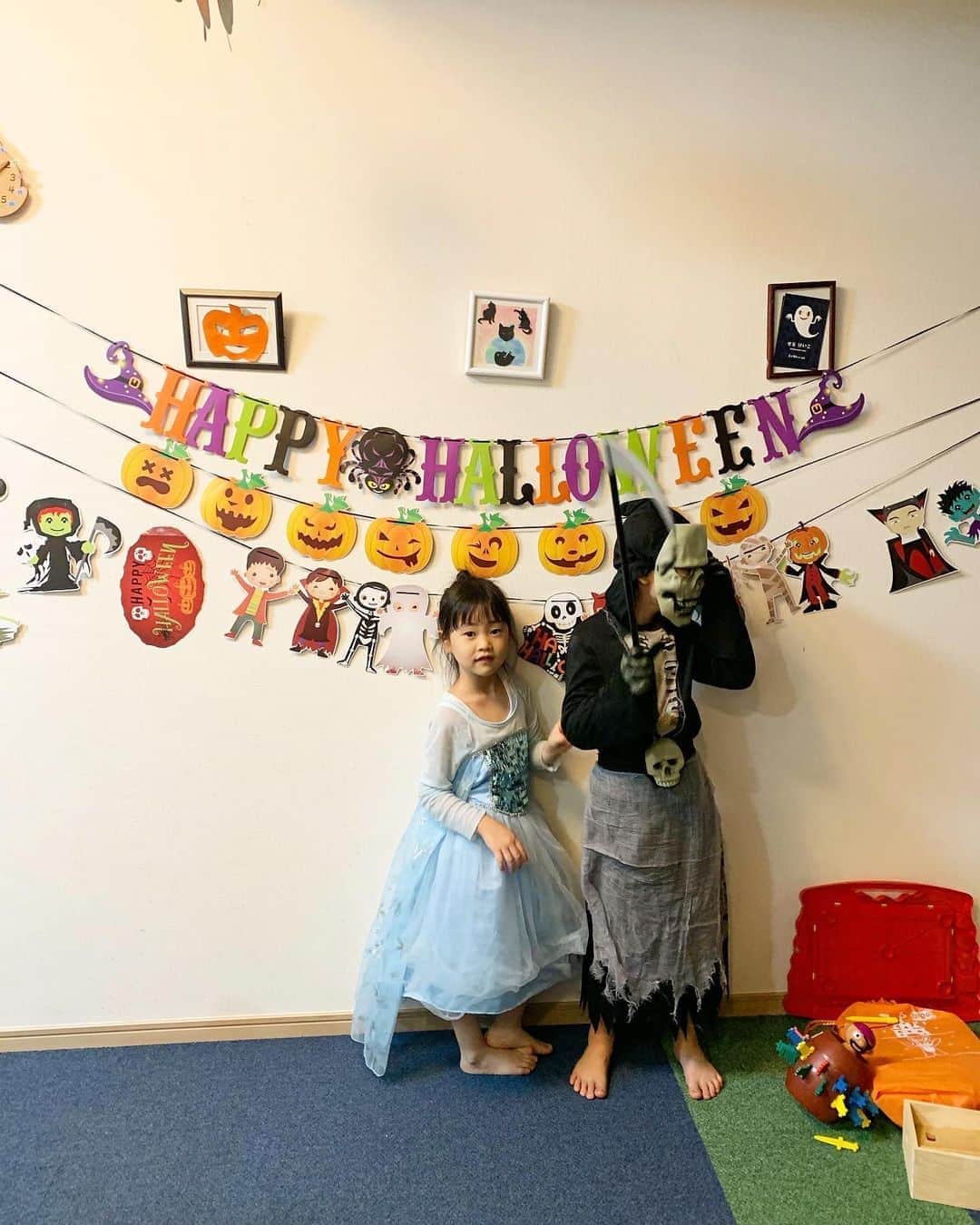 菊地由美さんのインスタグラム写真 - (菊地由美Instagram)「* 今年は少人数で 様々なジャンルの友人たちとの Halloween week🎃 抑えるばかりの日々から 久々に解放され 思いっきり笑って 楽しかった。。 この心地良い疲労感が 懐かしい😂💛 . HAPPY HALLOWEEN👻 . #めーちゃん4歳#yumiandmusume #yumiandson#🎃#Happy🎃」11月1日 1時51分 - yumikikuchi
