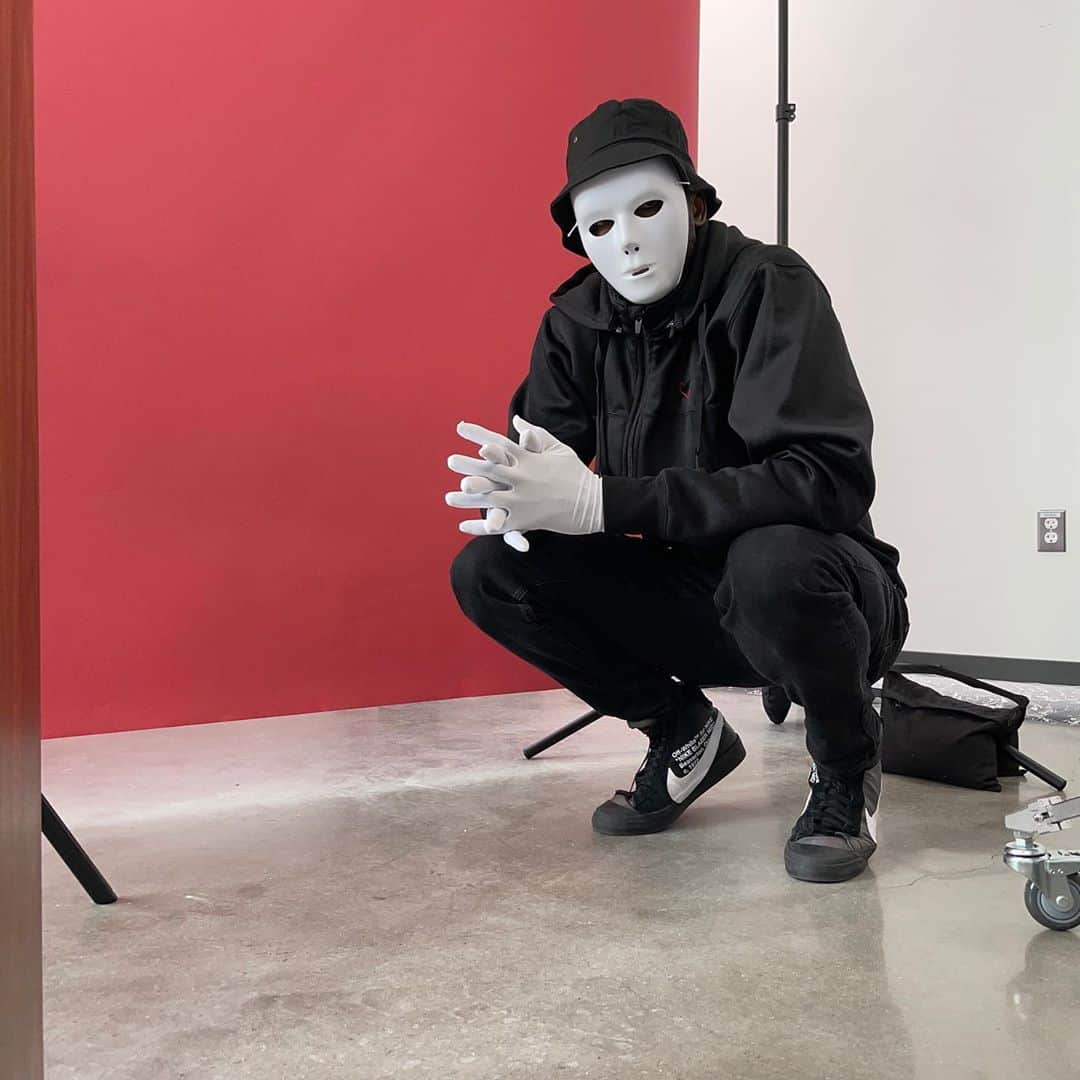 マーケス・ブラウンリーのインスタグラム：「Jabbawockeez Hallowen costume  Pros: Spook factor, matte black everything +100 dance skill level  Cons: FaceID doesn't work anymore  11/10 would recommend」