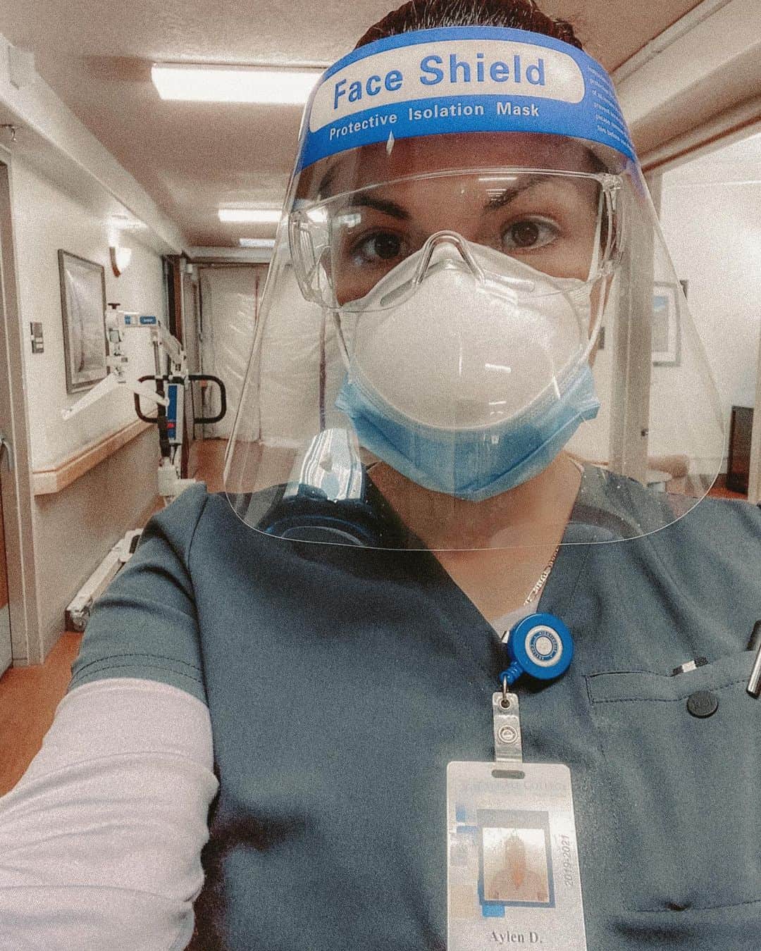 Aylen Aのインスタグラム：「Trusting that God will protect me. I volunteered to do my 120 hours of preceptorship in Utah where there’s an active Covid-19 outbreak within the facility. Multiple patients have passed away in the last week. We went from 40 patients last week to only 12 this week. If you’re not sure if you believe it’s real, I assure you it is. Please wear a mask, wash your hands and if you feel sick—stay at home... Live life on guard but never in fear. ❤️」