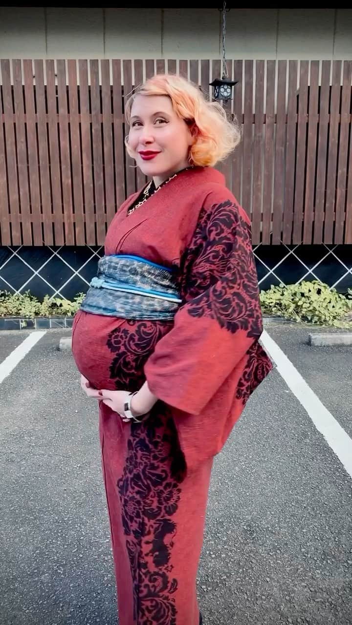 Anji SALZのインスタグラム：「Pregnancy kimono video coming soon 🤓😆 Recorded my thoughts and experience on preggo kimono & how to wear with a 9 months bump 💓 Anyone interested? 😂 It’s already online for my top supporters on Patreon 😋❤️  妊娠9ヵ月でも着物💫 意見や着付けのやり方について動画を撮ってみたので、お楽しみを😆  Kimono & Obi: @rumirockstore  #kimono #pregnantoutfit #japanesekimono」