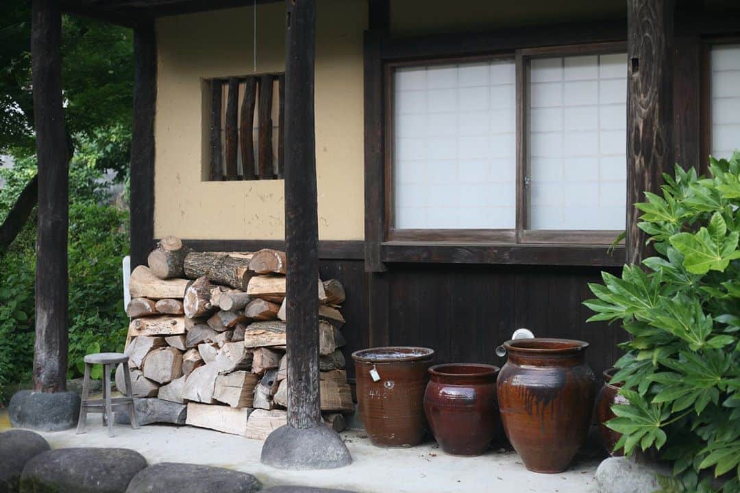 職人.comさんのインスタグラム写真 - (職人.comInstagram)「日本の方にはもちろんのこと、海外からも大人気の青龍窯。中国語で投稿いたしました。鉢も入荷しておりますのでぜひご検討くださいませ。  ===  山形市的东南方向，坐落着海拔约460米的美丽的千岁山，千岁山有着阿谷娅姬的民话传说。  据说在很久以前，千岁山的山脚下住着一位被称作阿谷娅姬的女子，阿谷娅姬非常擅于弹琴，她那优美的琴声，吸引了同样擅于吹笛的左卫门太郎，从此以后，阿谷娅姬的琴声总是伴随着笛声一起出现。  有一天左门卫太郎向阿谷娅姬坦白了身世，原来他是千岁山的老松树，将要被砍掉做名取川的桥，从此以后无法再为琴声作伴。阿谷娅姬来到名取川，发现旁边果然躺在一棵被砍到的老松树，村民们围在松树旁，想搬走松树，无论如何努力，松树都纹丝不动。当阿谷娅姬来到松树旁，松树竟奇迹般得开始挪动了。至此之后，人们在老松树原来生长的地方种上了小松树，同时还建了万松寺为以祈福。  千岁山山麓的平清水地区，是出“平清水烧”的陶艺之乡。被称为弘法大师的空海，曾在千岁山地开辟修身之所。此外，附近还出土过绳文后期的土器，拥有制作烧物的悠久历史。  明治时期，平清水地区曾有过大约30个窑场。时过境迁，青龙窑是目前仅存的生产“平清水烧”的三个窑中的其中一个。青龙窑能保持至今，和历代职人们的努力是分不开的。丹羽龙之介顶着周围窑场陆续关闭的压力，在昭和22年，成功制作出了“梨青瓷”。生于千岁山脚下的“梨青瓷”不负众望，于昭和33年，以其独特的魅力，在布鲁塞尔万博会上摘取桂冠，成为全国有名的民艺品。  青龙窑的钵盂 https://www.shokunin.com/cn/seiryu/hachi.html 青龙窑的饭碗 https://www.shokunin.com/cn/seiryu/chawan.html 青龙窑的茶杯 https://www.shokunin.com/cn/seiryu/yunomi.html 青龙窑的煎茶茶杯 https://www.shokunin.com/cn/seiryu/sencha.html 青龙窑的荞麦面猪口杯·调料盘 https://www.shokunin.com/cn/seiryu/soba.html @shokunincom  #職人ドットコム #京都市 #キッチン用品 #調理道具 #料理道具 #台所道具 #手仕事 #暮らしの道具 #暮らしを楽しむ #モノづくり #工芸 #工藝 #工芸品 #民芸 #民藝 #生活工芸 #器のある暮らし #焼き物」11月1日 0時20分 - shokunincom