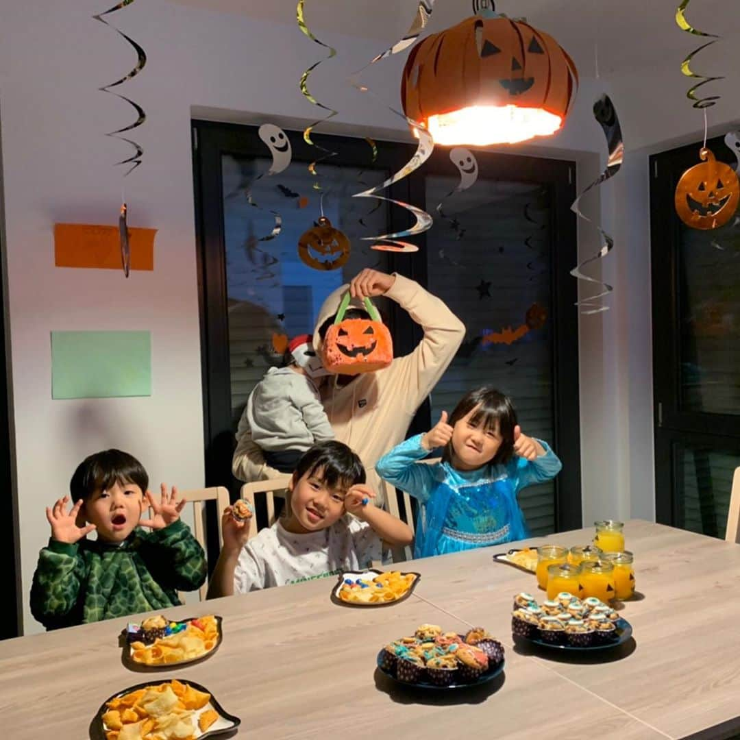 遠藤航のインスタグラム：「. Happy Halloween 🎃👻🍾 . #halloween #happyhalloween #🎃  #family #loves #kids #party  #ハローウィン #家族  #パーティ #パンプキン」