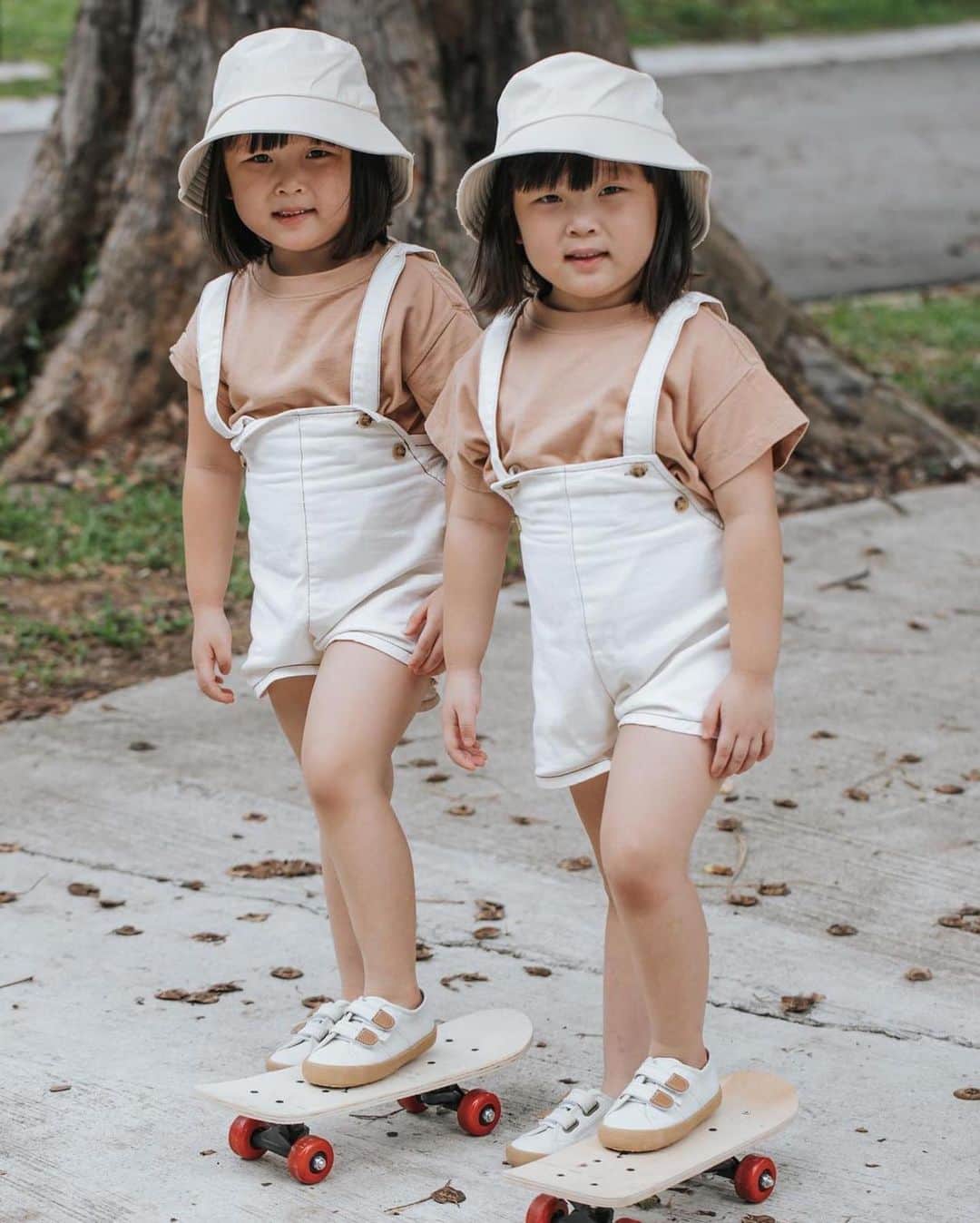MOMOツインズのインスタグラム：「Perfectly synchronized always 👯‍♀️  Thank you for the tremendous support on our launch day! We sold out on most sizes online, for those who missed out, the team has just worked on a restock! Do check back in to get your favourite pair ❤️  #SupergaxLeiaLauren @superga_sg」